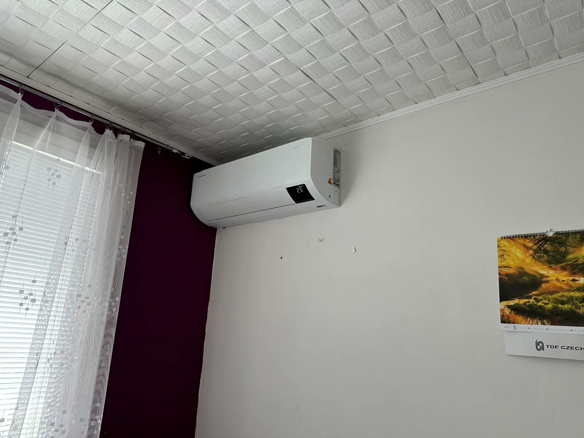 Nástěnná klimatizace Samsung v ložnici - čistá montáž v interiéru
