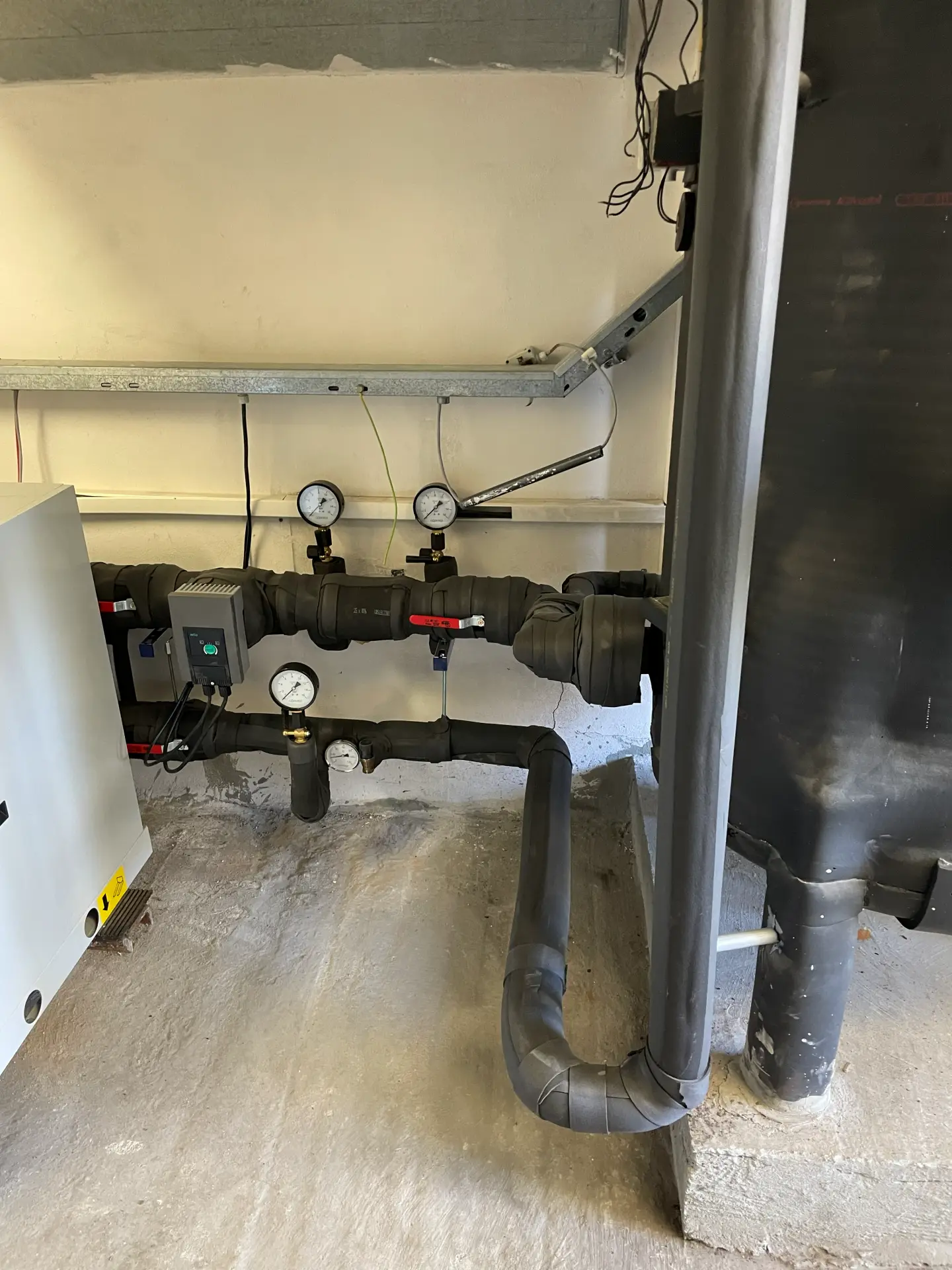 Rozvody chladicí soustavy a měření tlaku průmyslového chlazení