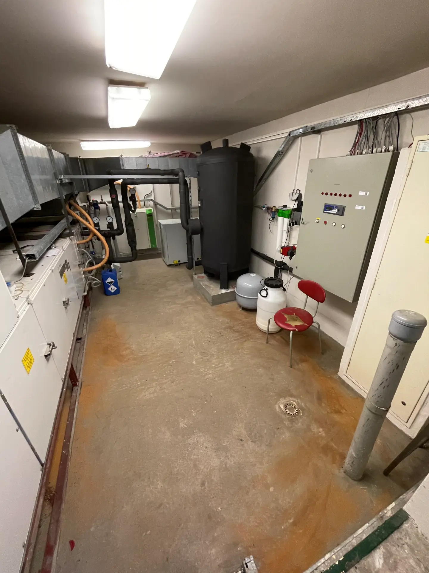 Celkový pohled na vyspělou technologii HVAC ve strojovně chlazení