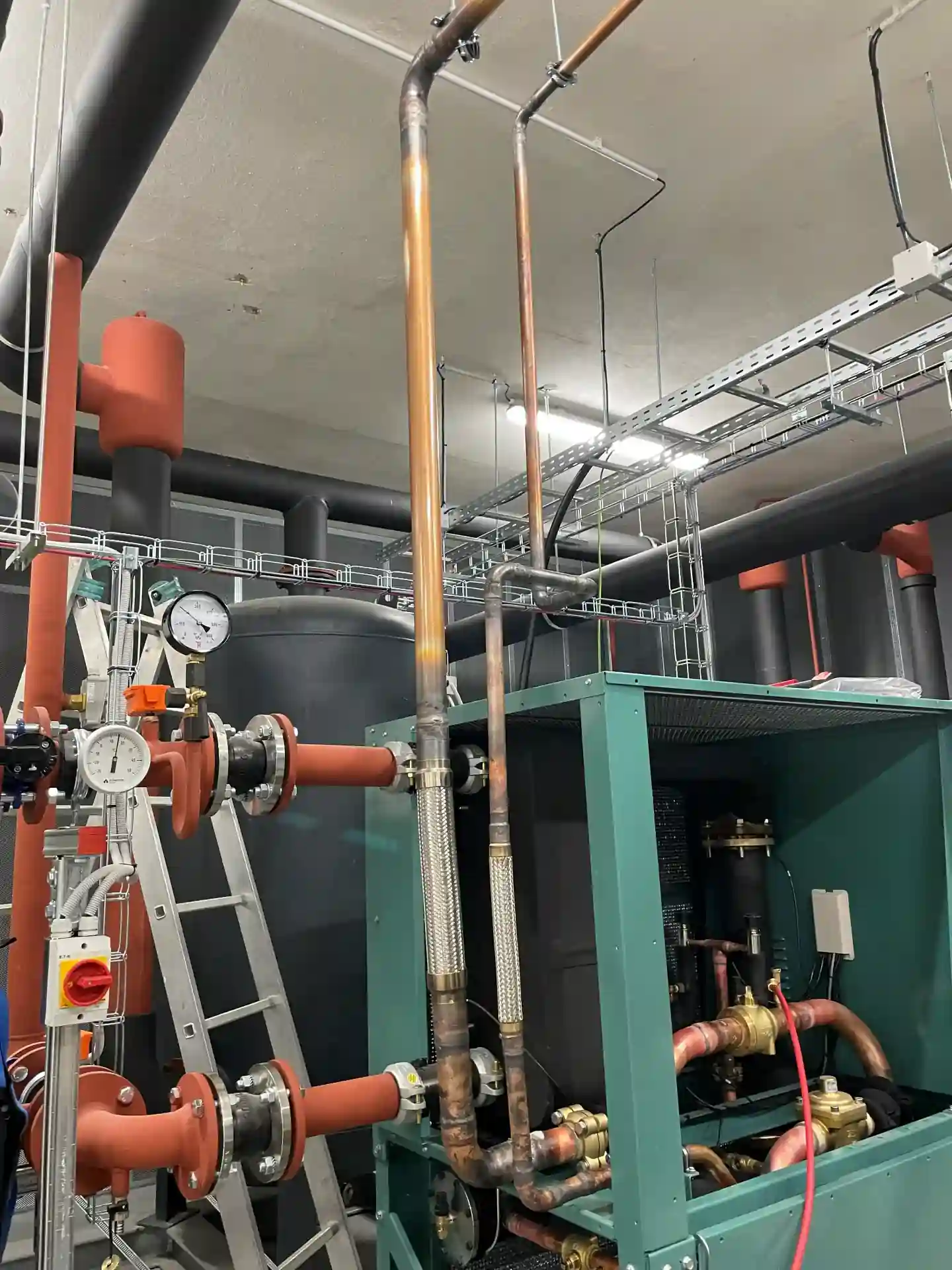 Detail měděného potrubí a technických rozvodů pro HVAC systémy