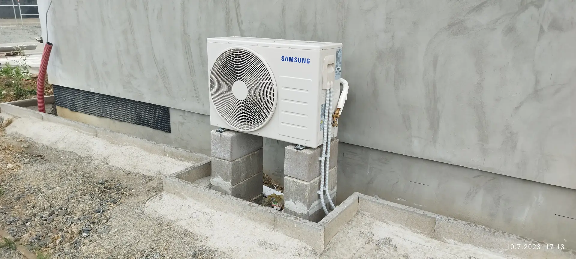 Venkovní jednotka tepelného čerpadla Samsung na připraveném betonovém základu