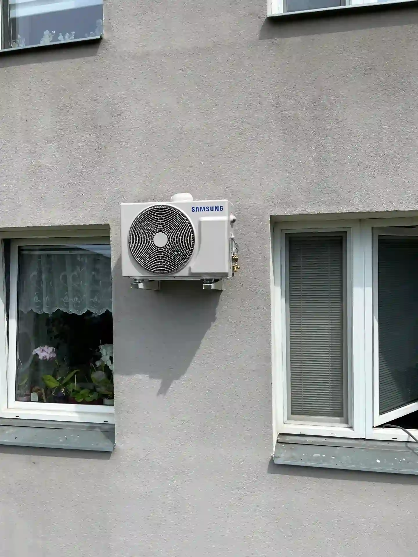 Montáž venkovní jednotky klimatizace Samsung přímo na fasádu