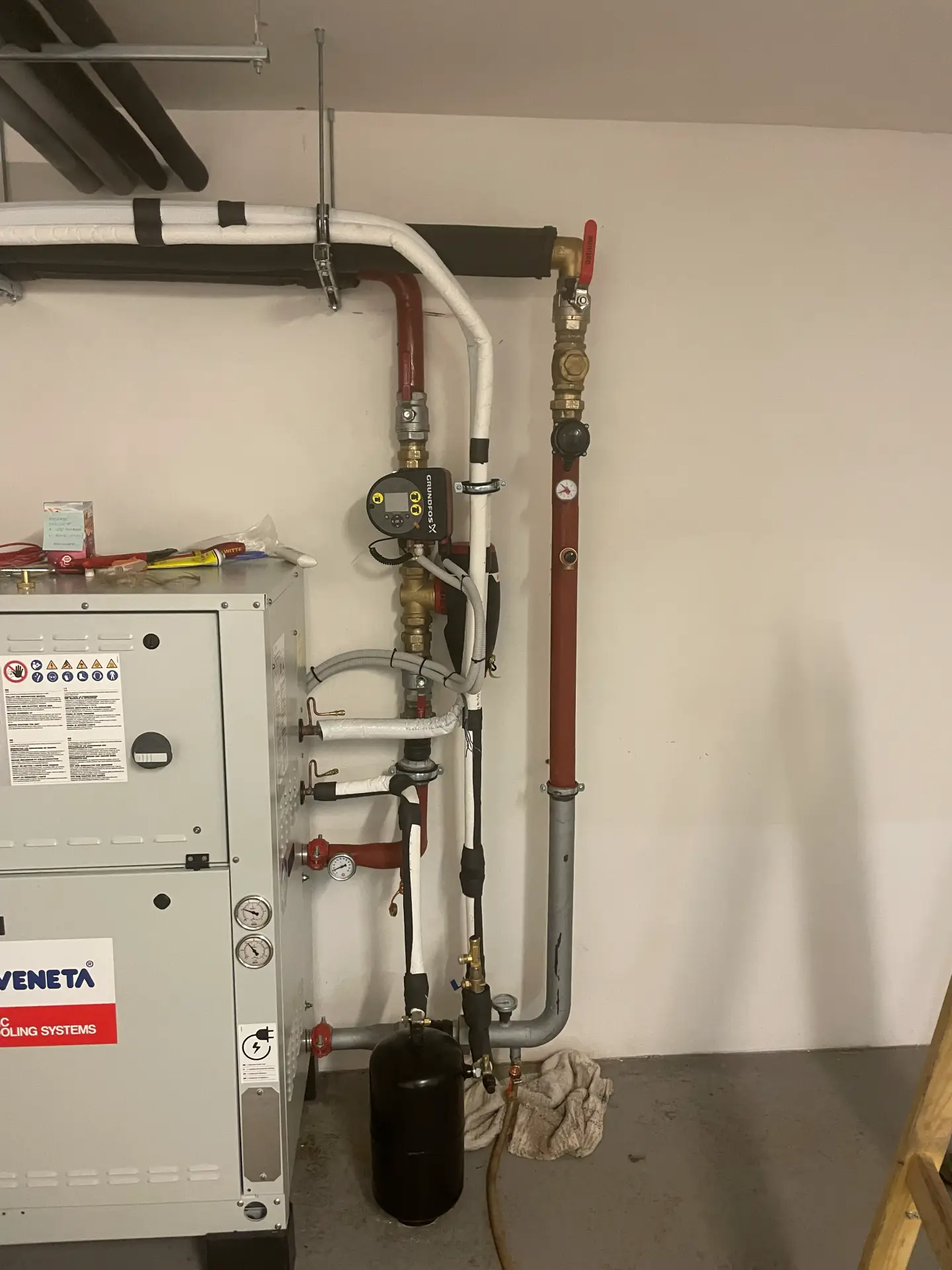 Odborné zapojení chladicí jednotky Climaveneta a čerpadla Grundfos