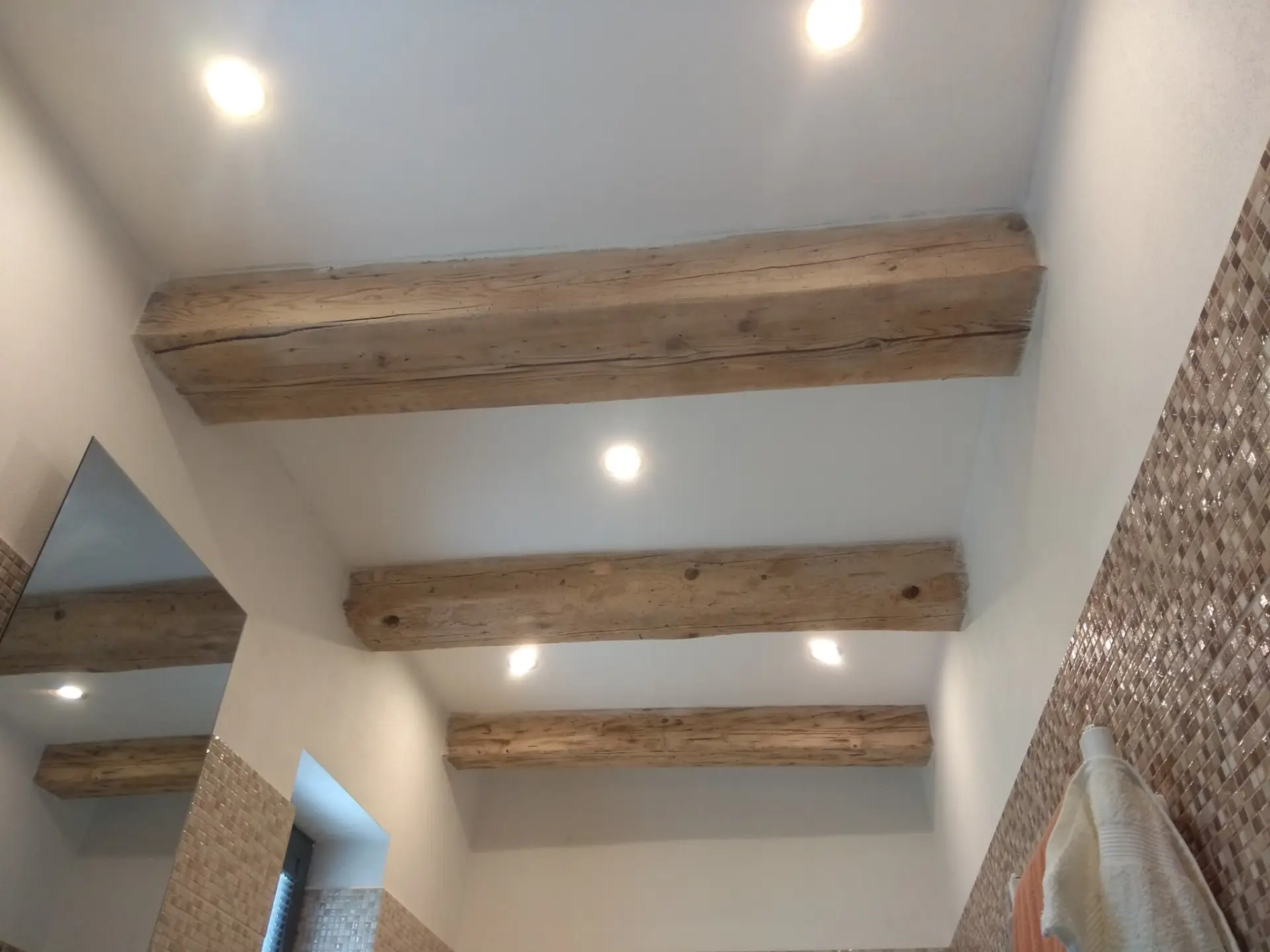 Zapuštěná bodová svítidla v dřevěném stropu