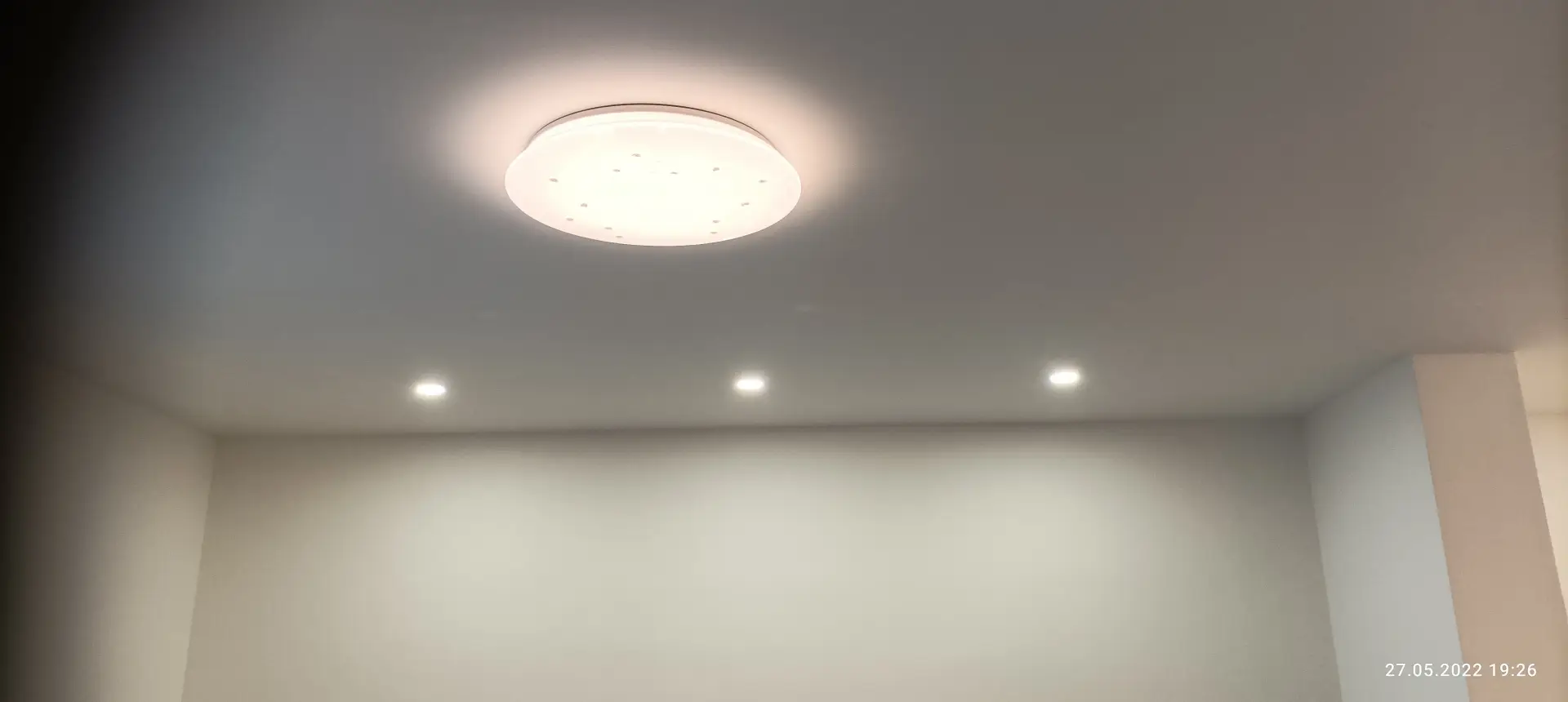 Centrální LED svítidlo a bodovky v obývacím pokoji