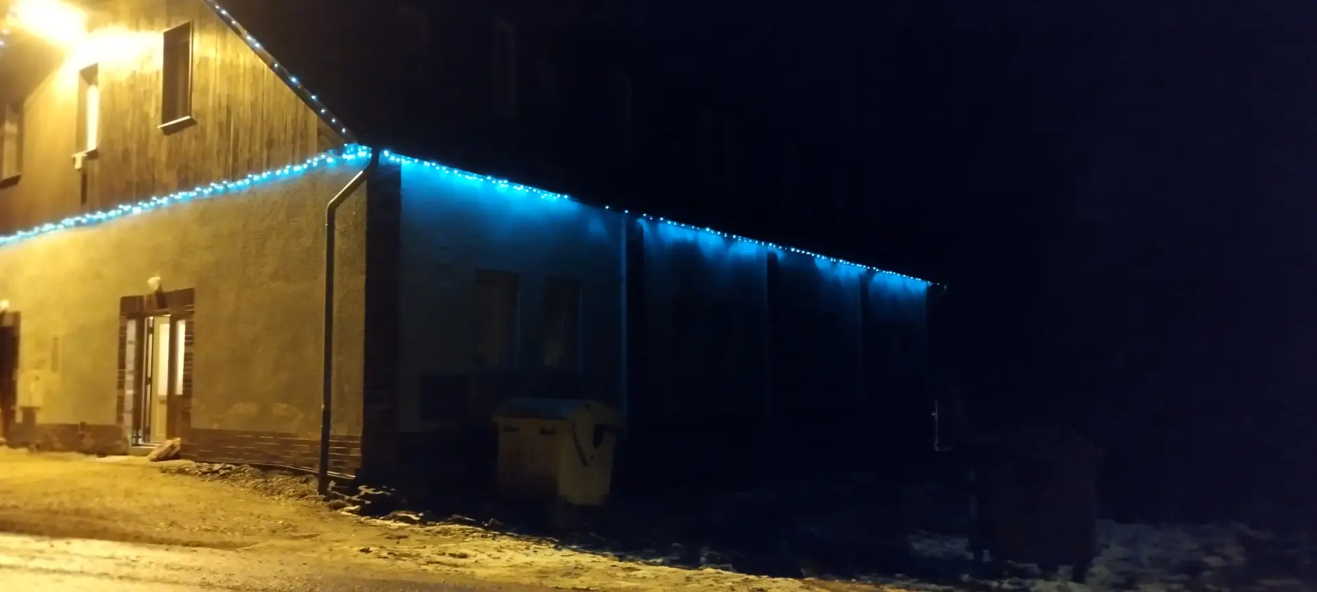 Dekorativní vánoční osvětlení římsy