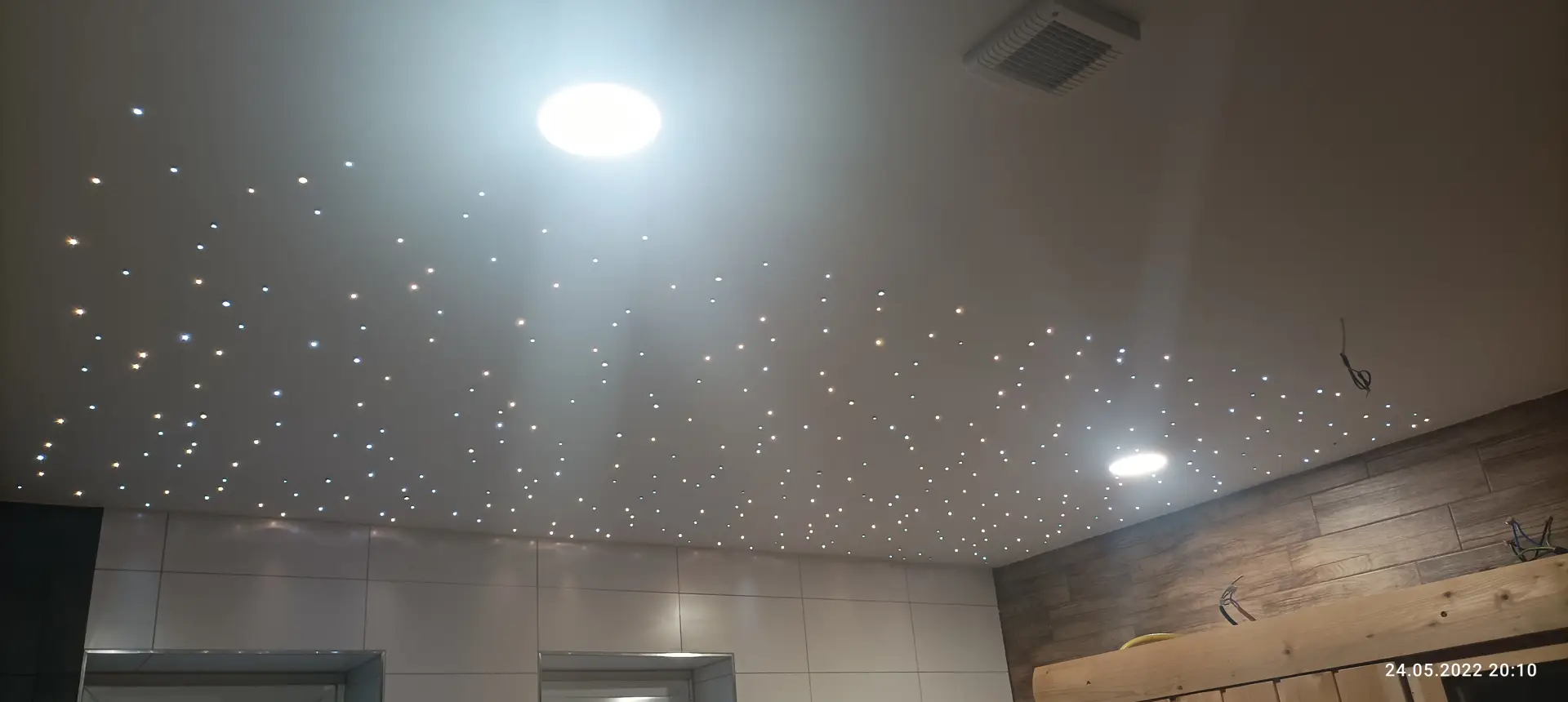 Luxusní osvětlení interiéru - efekt hvězdného nebe s optickými vlákny
