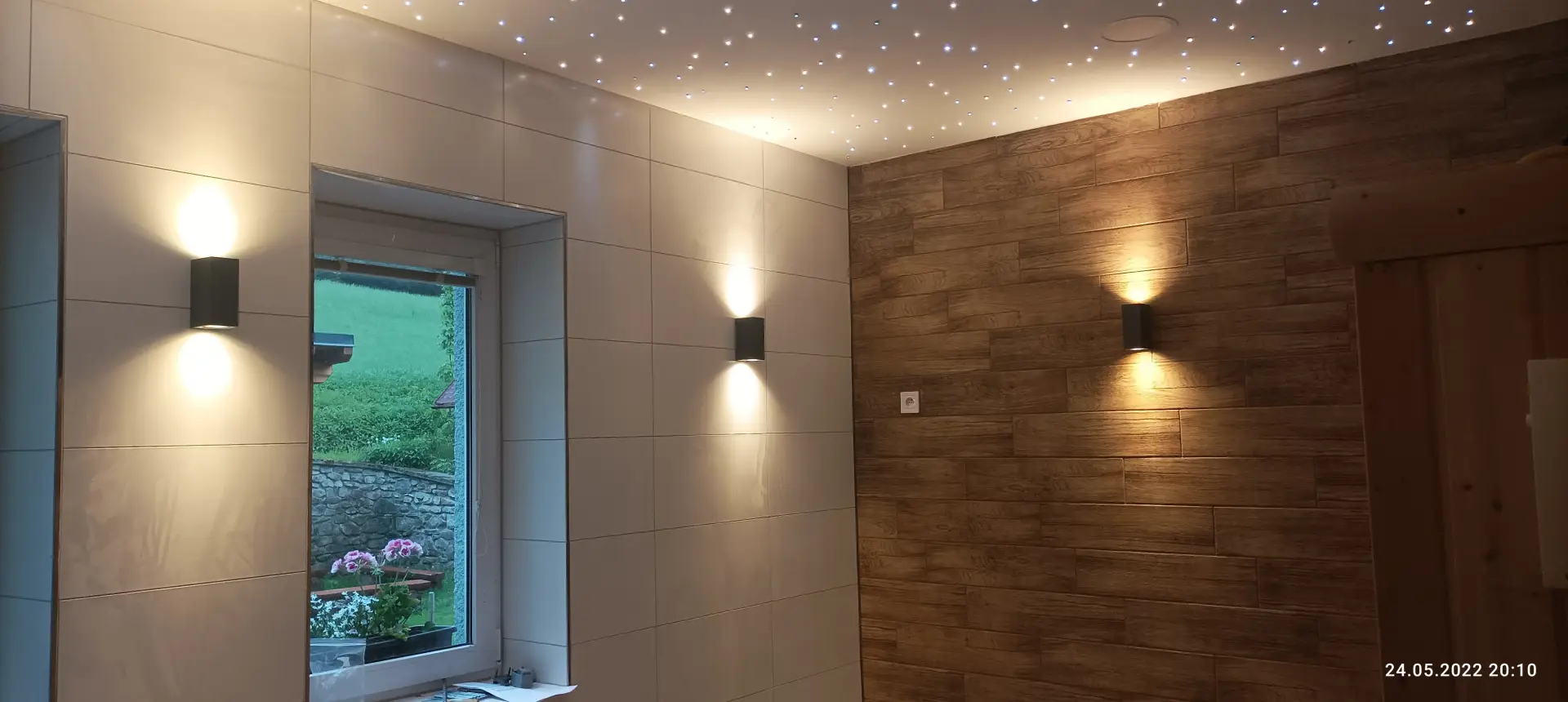 Kombinace nepřímého nástěnného osvětlení a hvězdného nebe