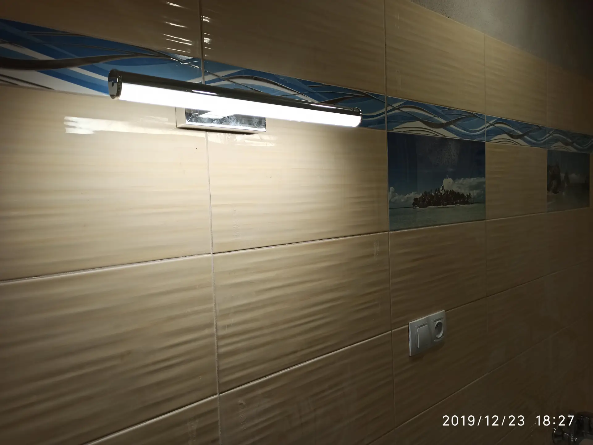 Lineární LED svítidlo instalované nad zrcadlem