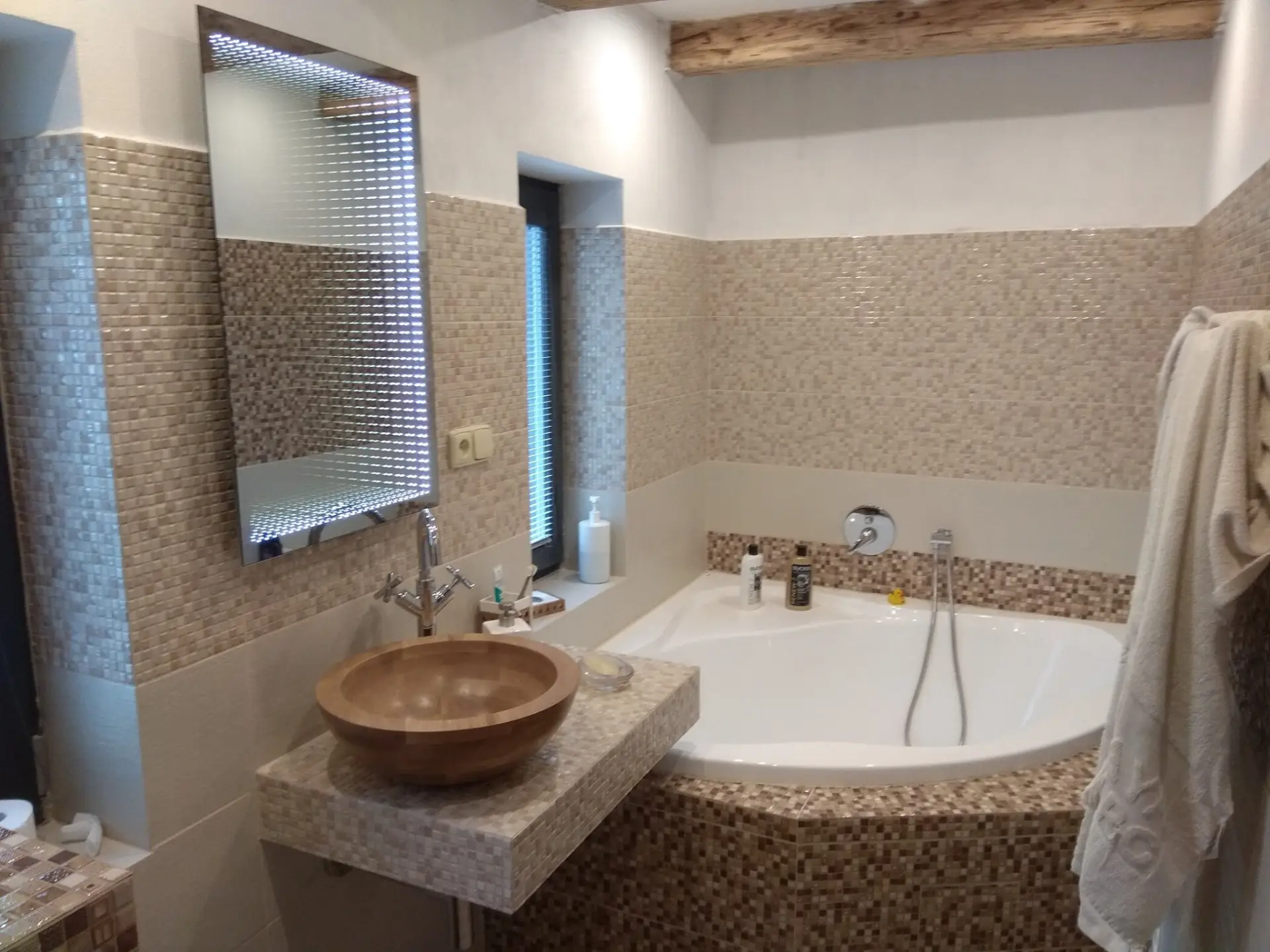 Moderní designové osvětlení koupelny s LED zrcadlem