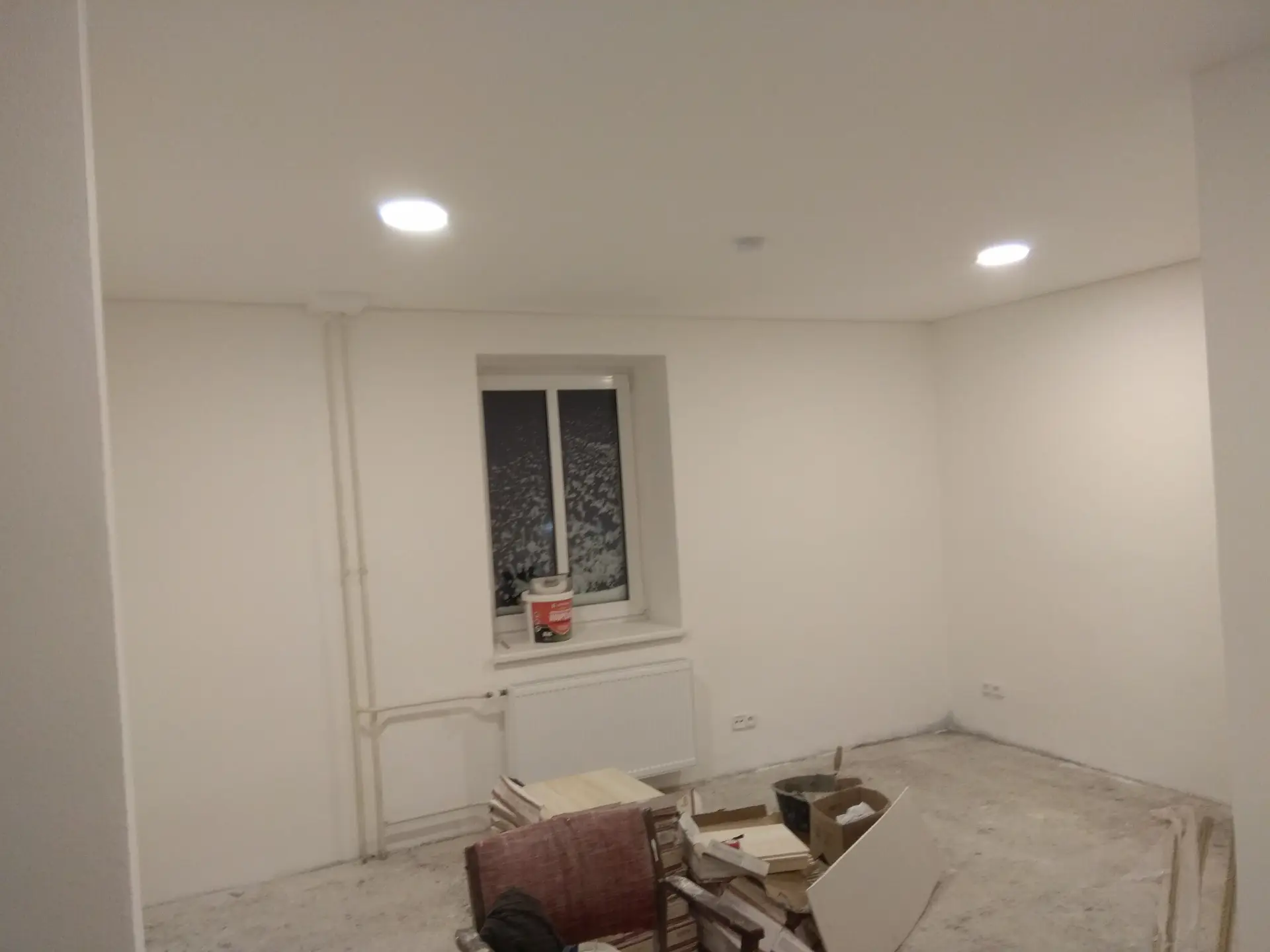 Montáž stropních LED panelů v bytě