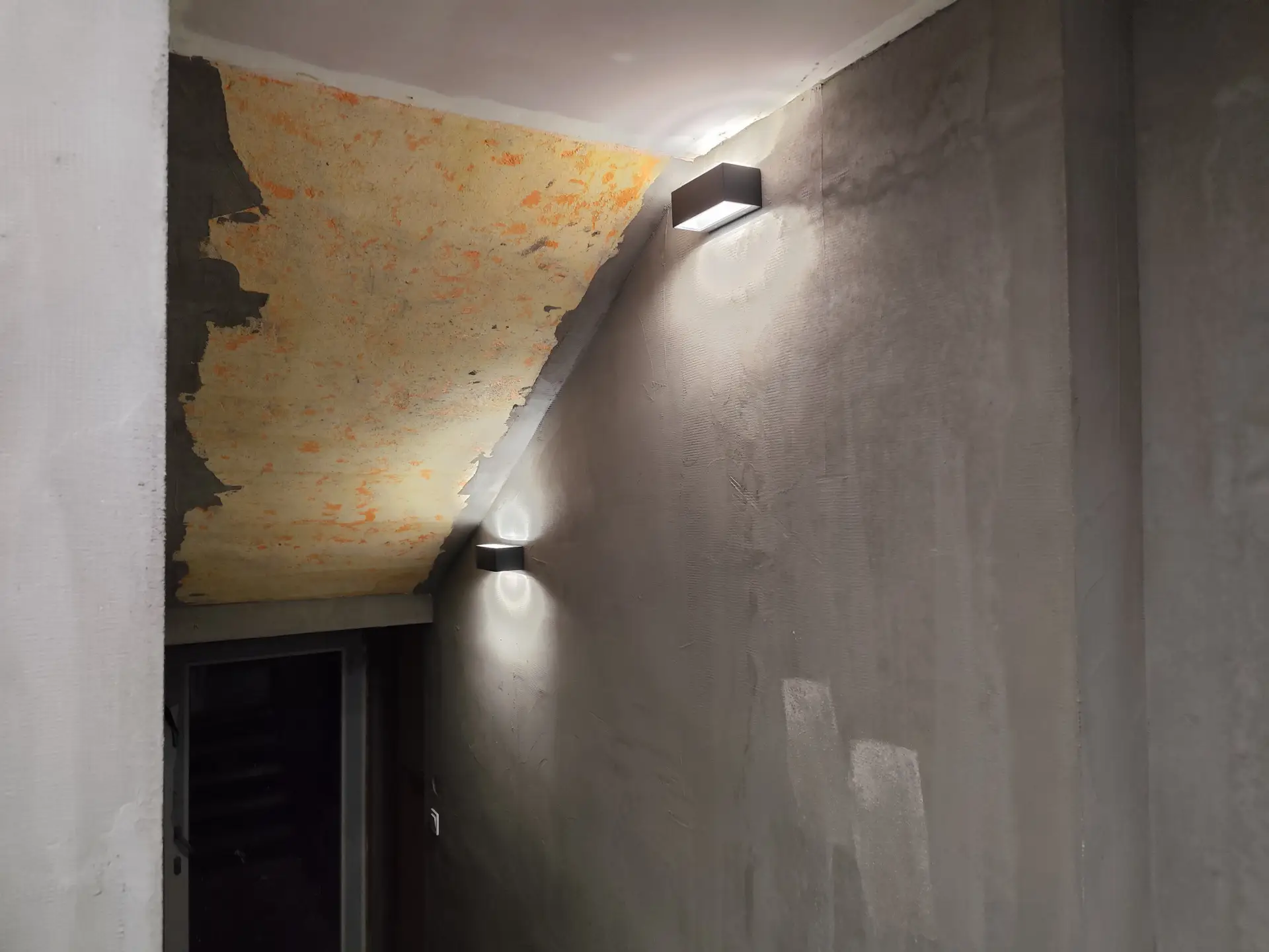 Moderní nástěnná svítidla na schodišti