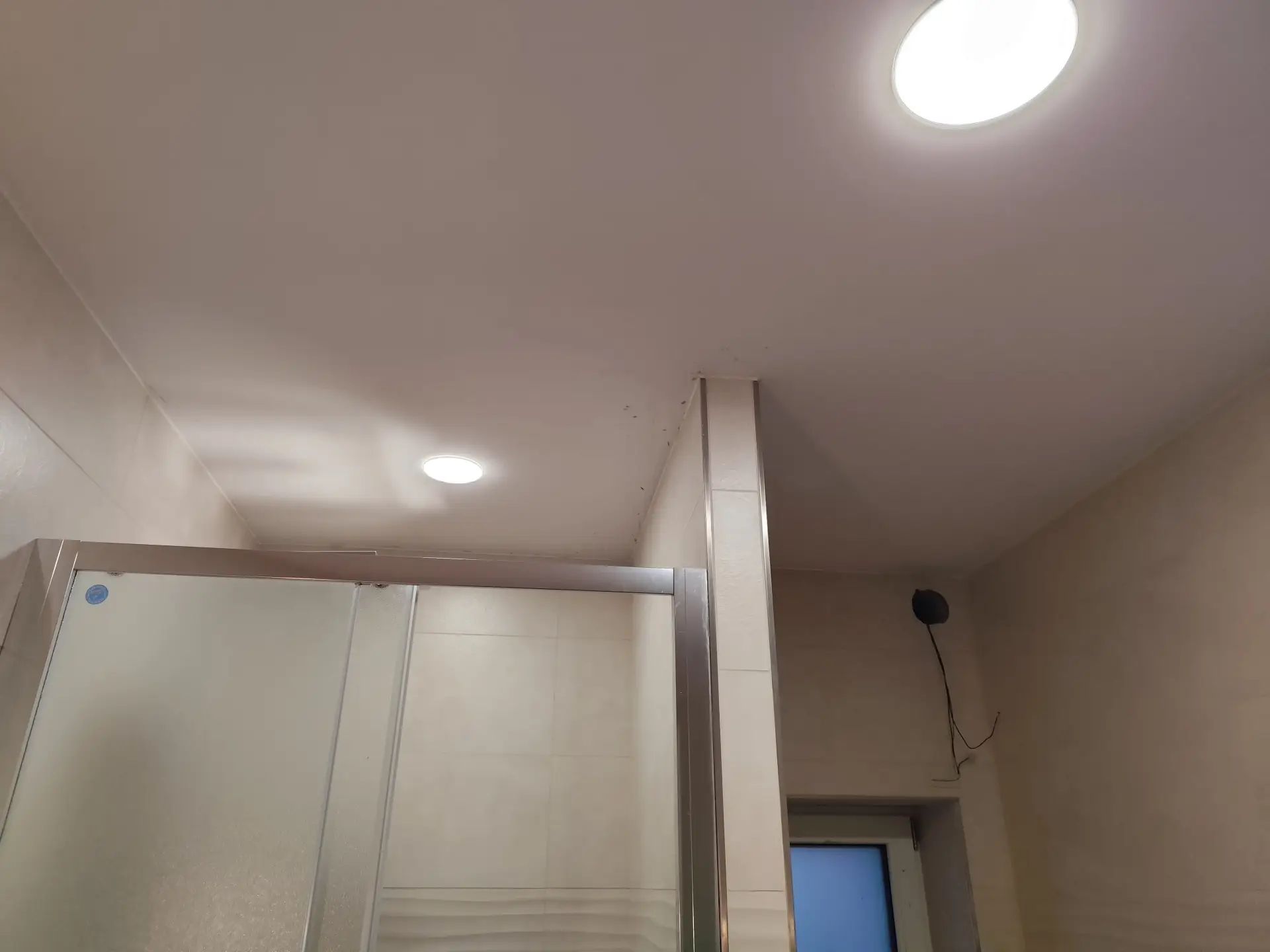 Bezpečné LED osvětlení sprchového koutu