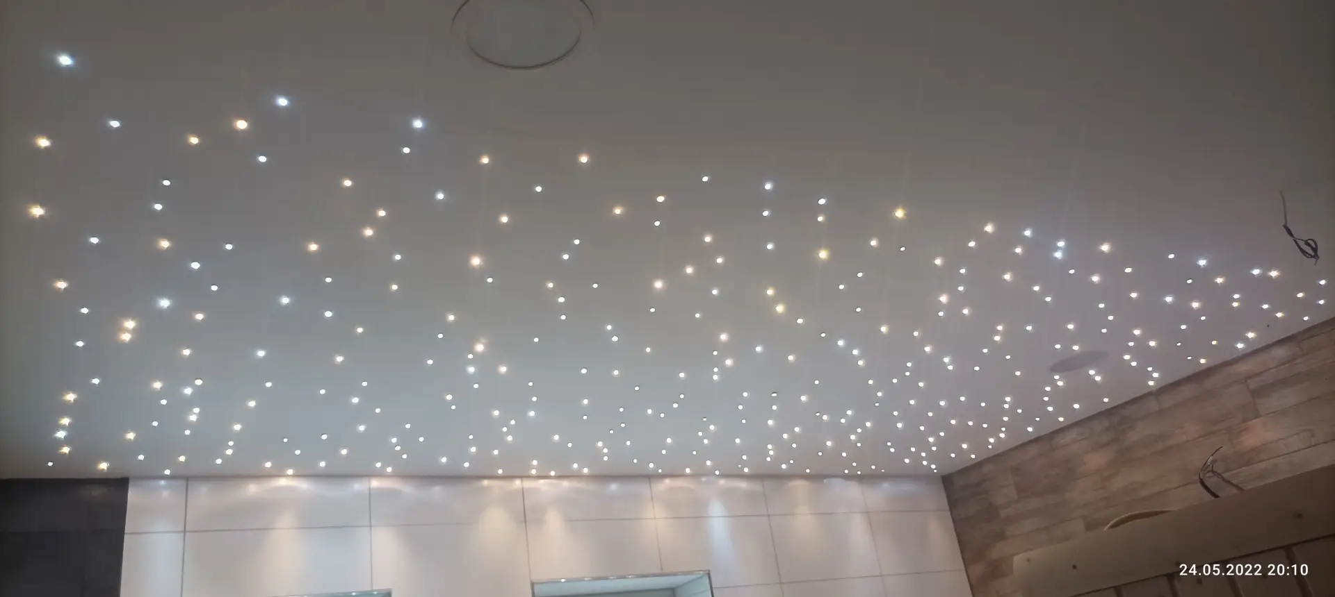 Celkový pohled na strop s efektem hvězdné oblohy