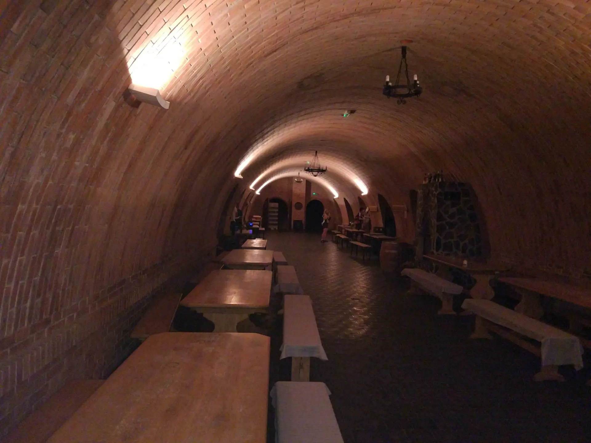 Atmosférické osvětlení vinného sklepa a cihlové klenby
