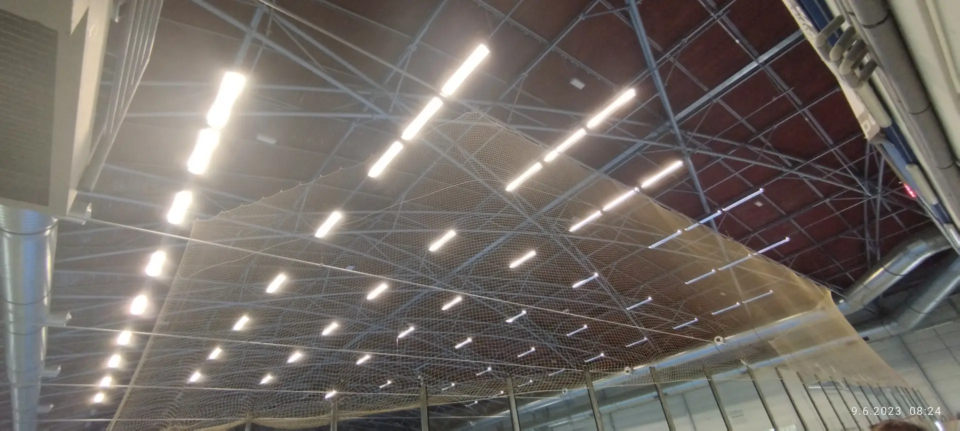 Výkonné průmyslové LED osvětlení sportovní haly