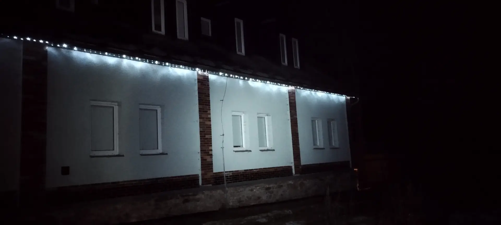 Montáž vánočního osvětlení z plošiny