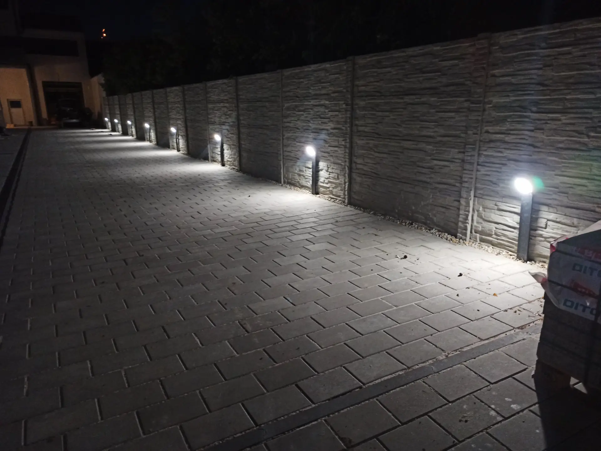 Venkovní orientační osvětlení příjezdové cesty