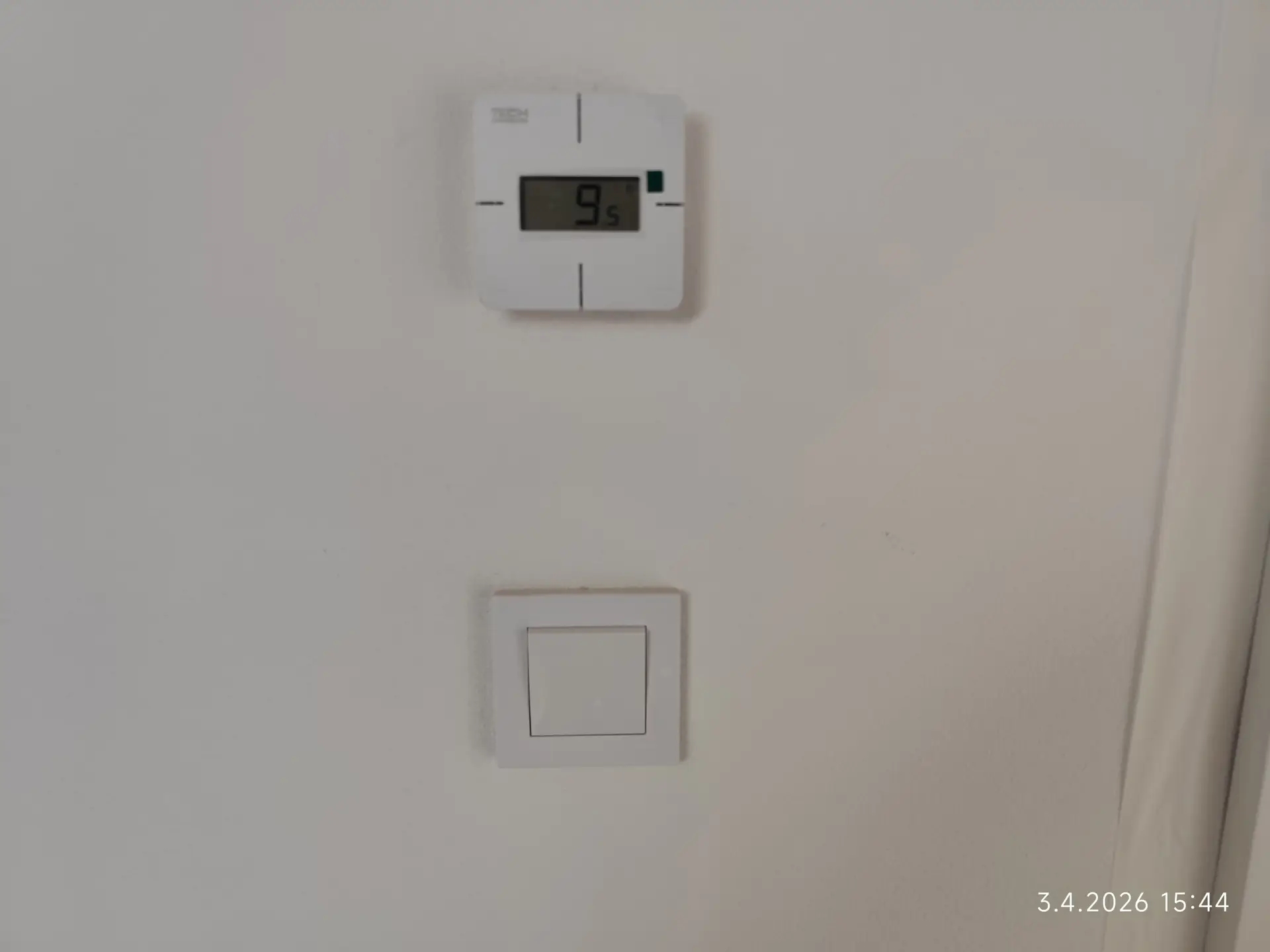 Digitální pokojový termostat TECH pro přesné ovládání teploty