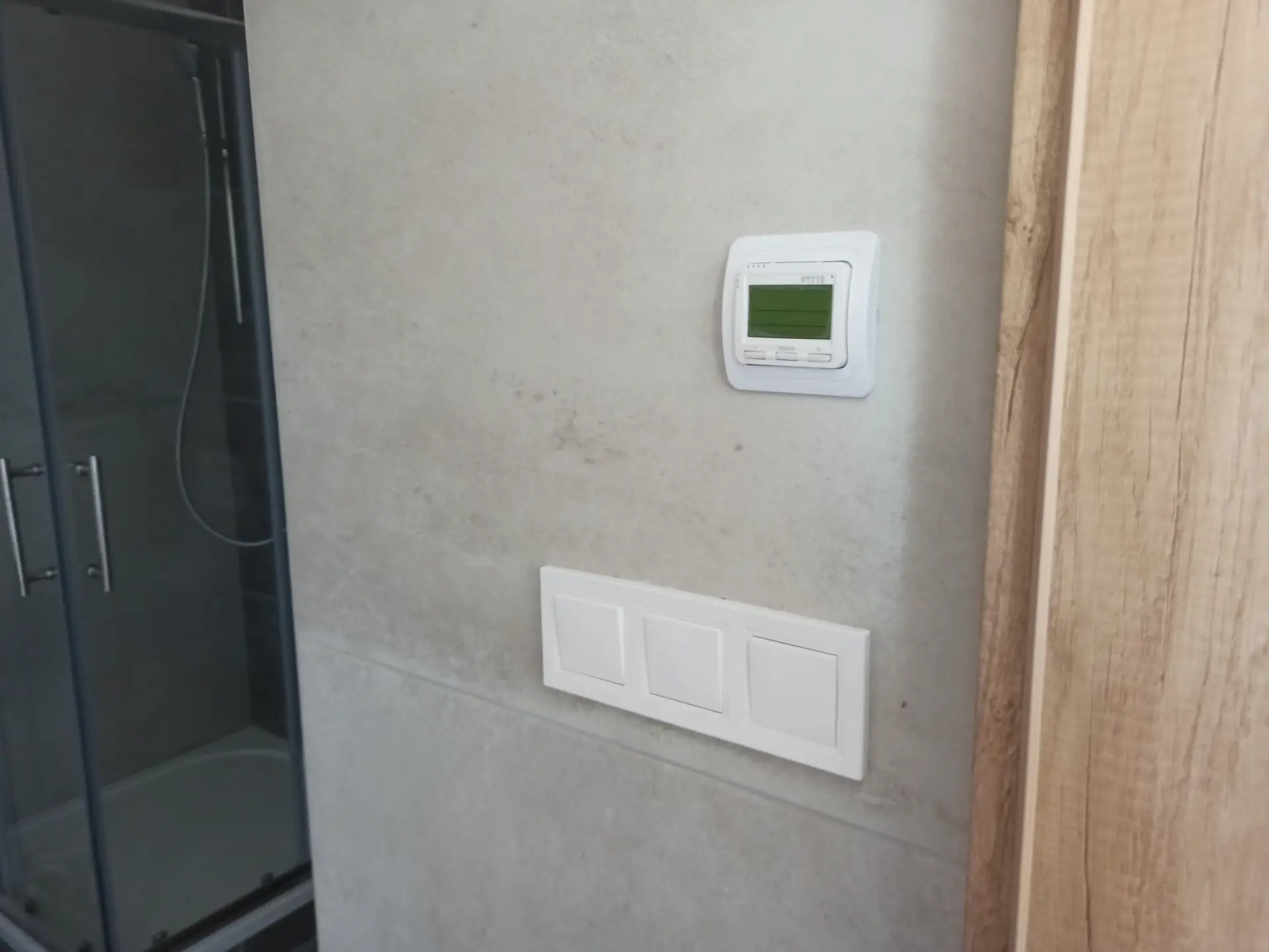 Vodotěsný digitální termostat instalovaný v koupelně