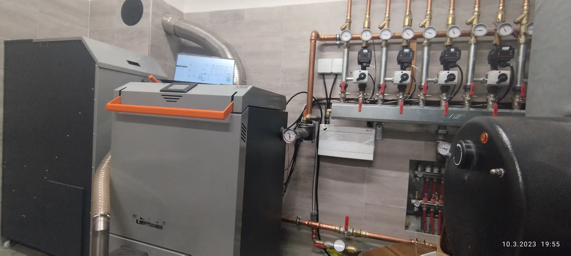 Instalace moderního kotle Blaze s komplexním potrubním rozvodem