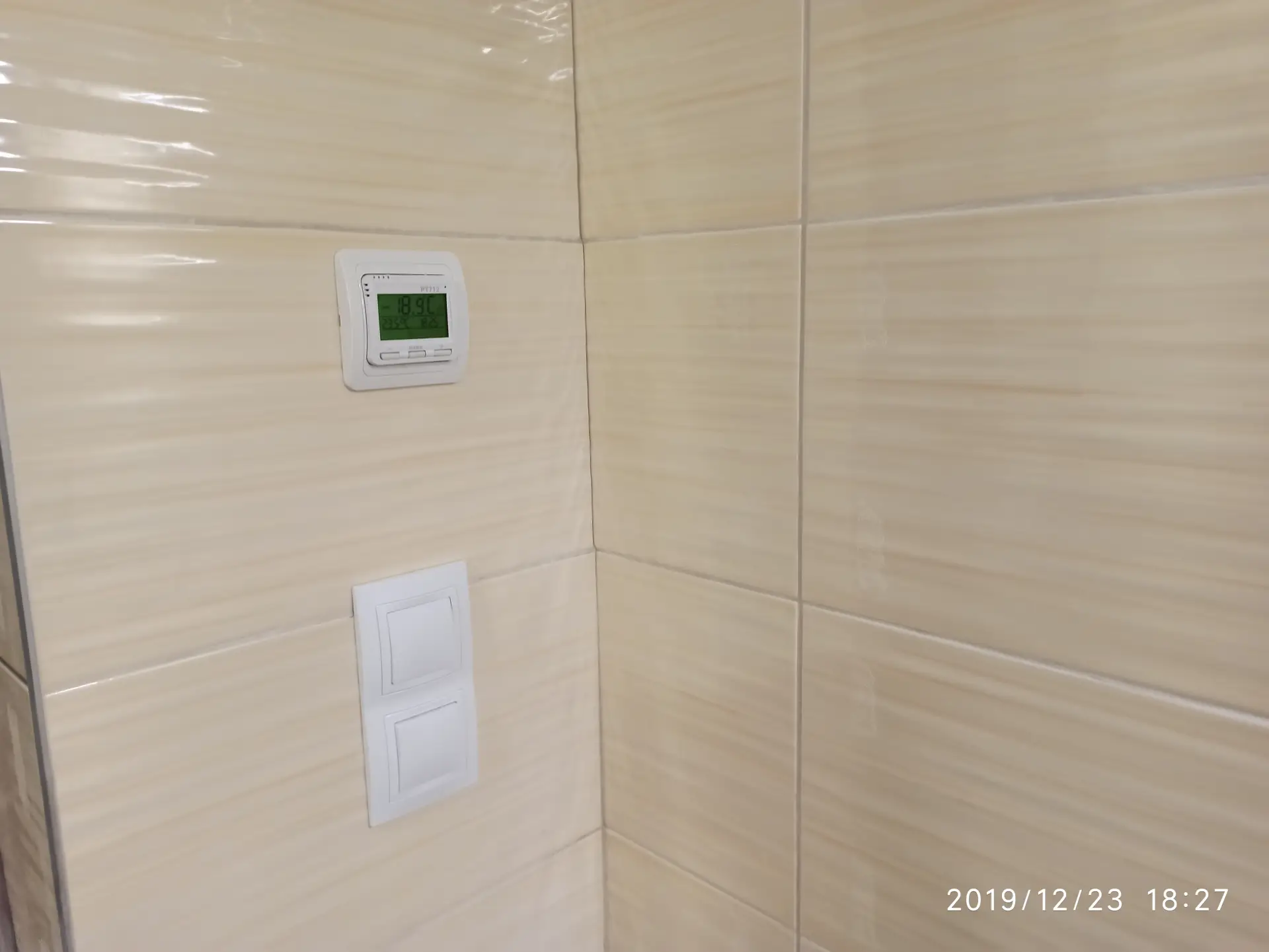 Nástěnný termostat pro lokální regulaci pokojové teploty