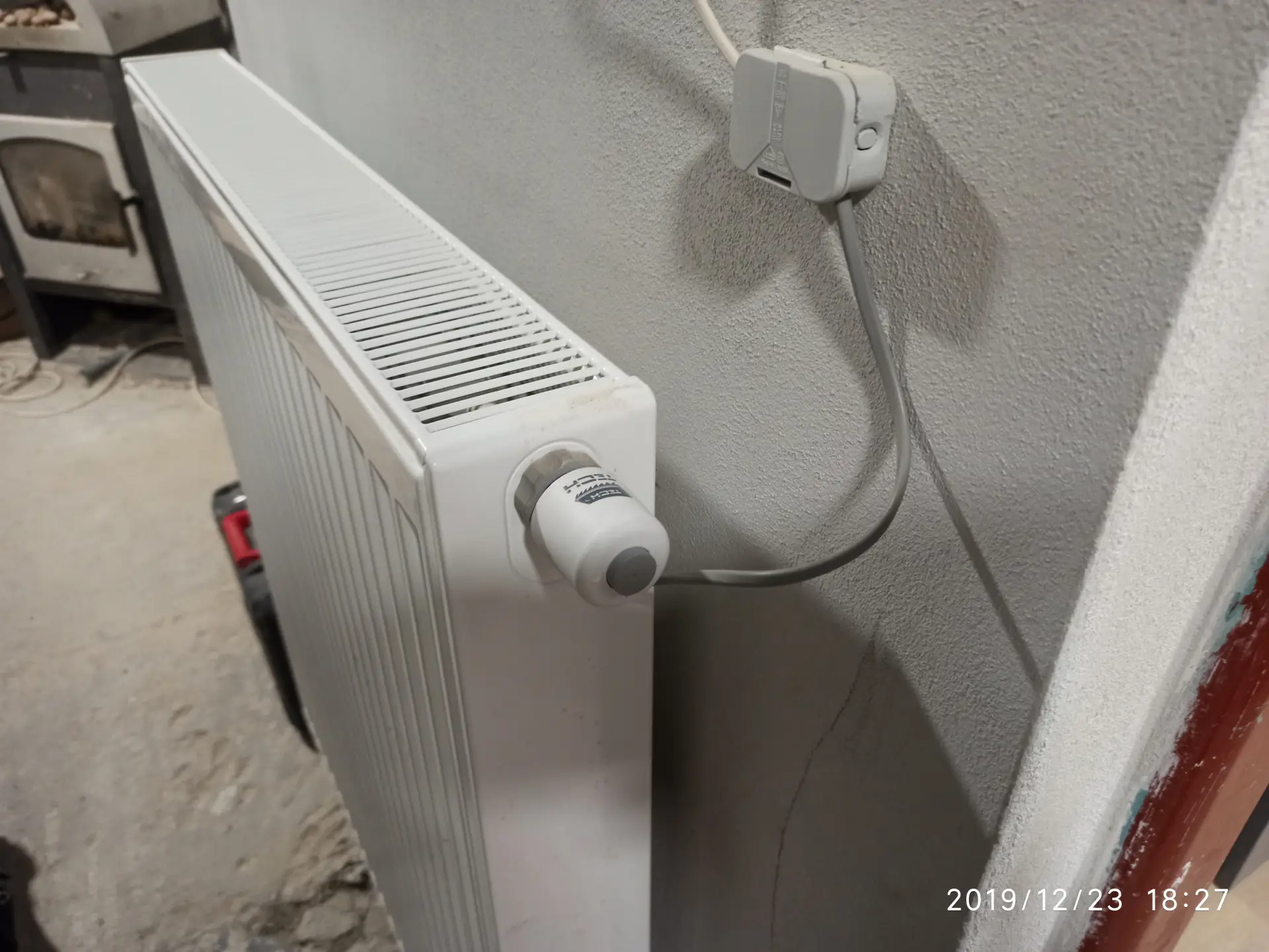 Chytrá termostatická hlavice radiátoru pro automatickou regulaci