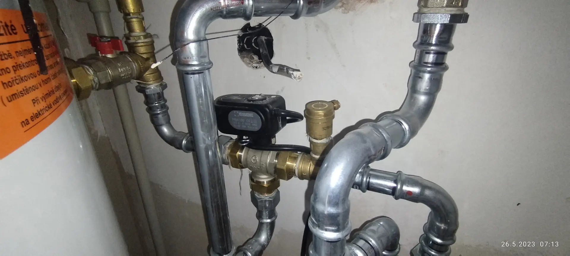 Detail servopohonu ESBE a regulační armatury v kotelně