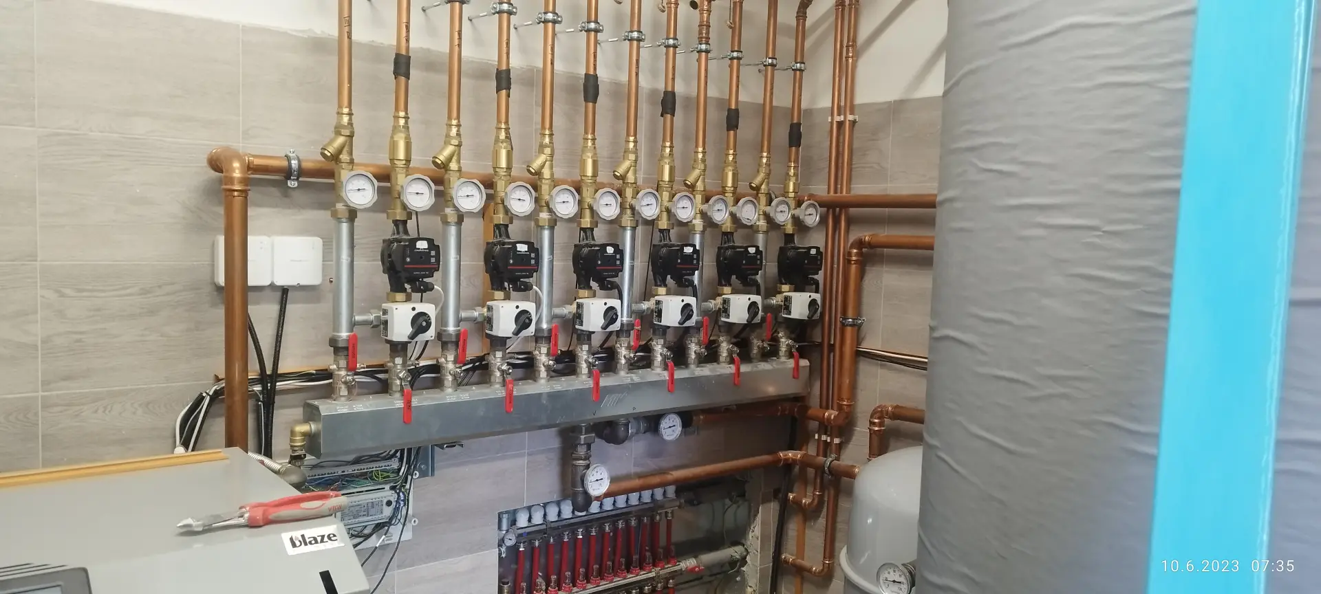 Sestava oběhových čerpadel Grundfos na rozdělovači topení