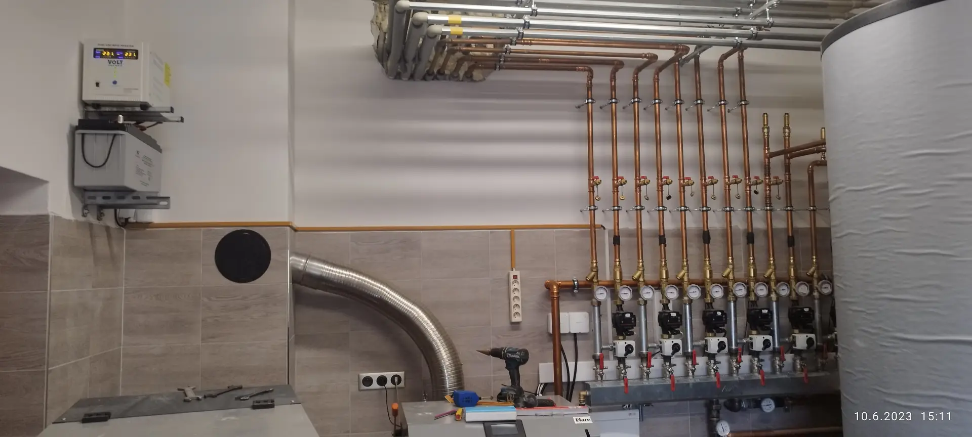 Kompletní vybavení technické místnosti s kotlem, UPS a rozvody