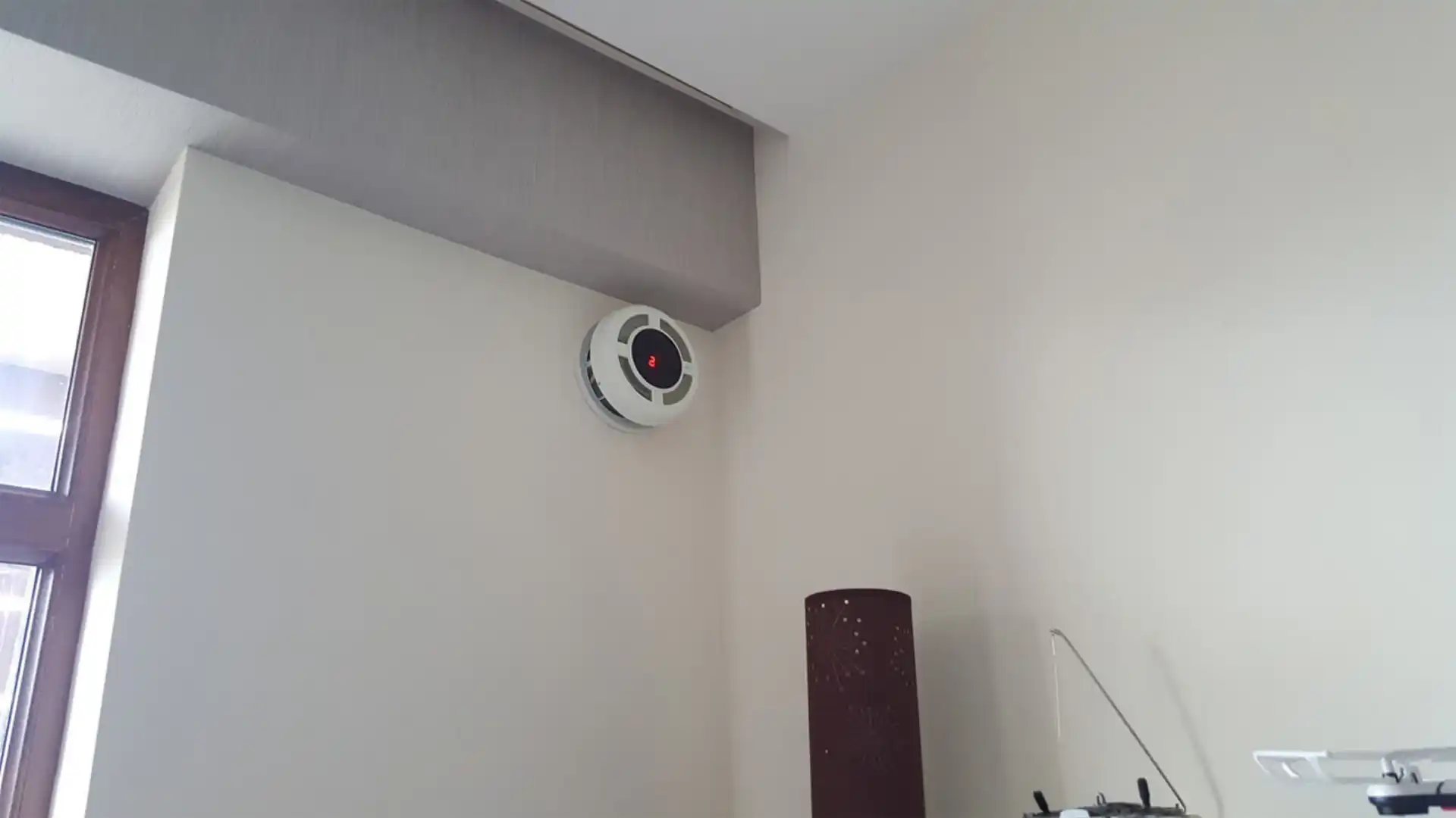 Instalace pokojové rekuperace do rohu místnosti pro diskrétní vzhled