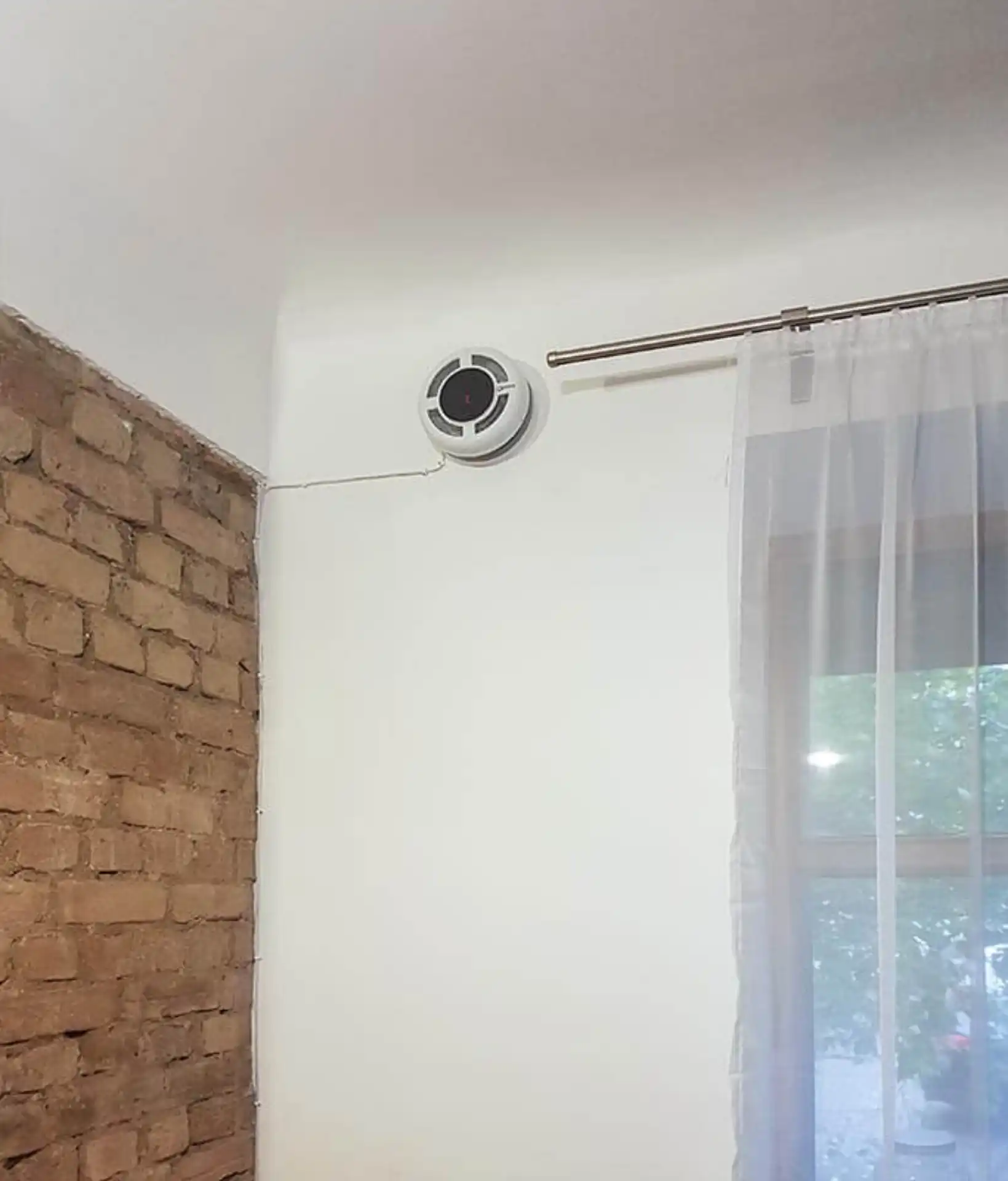 Montáž lokální rekuperace v interiéru s designovou cihlovou stěnou