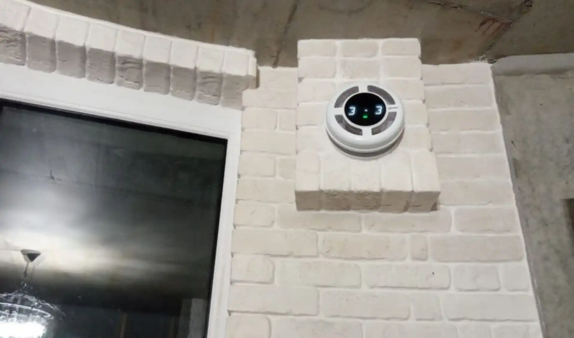 Precizní montáž lokální rekuperace na ozdobný dřevěný obklad