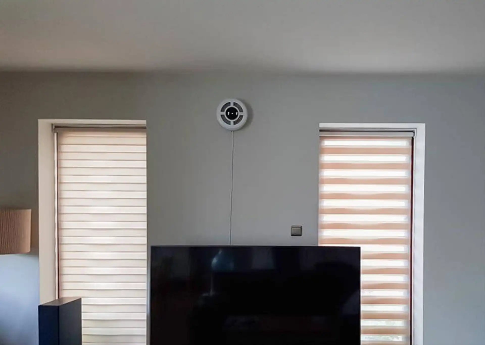 Pokojová rekuperace umístěná symetricky nad televizí