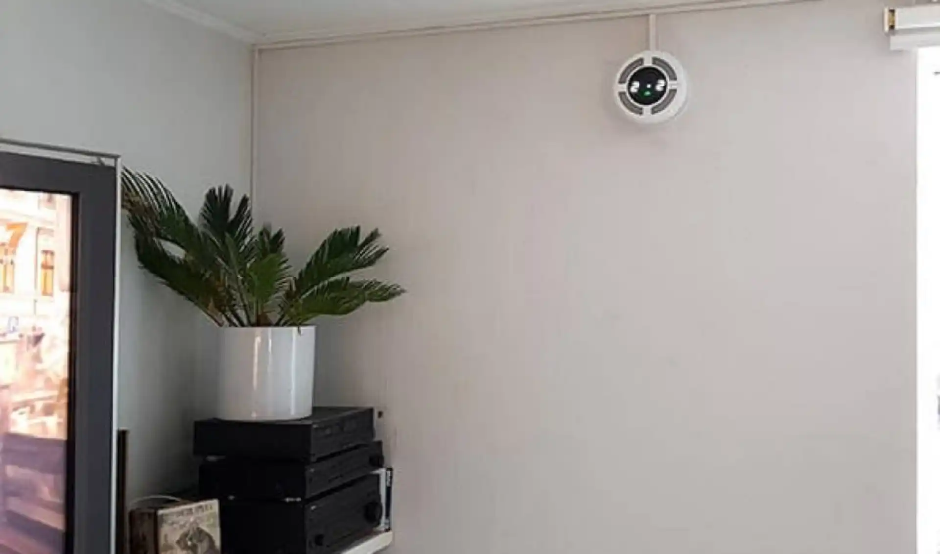 Rekuperační jednotka esteticky zakomponovaná v obývacím pokoji