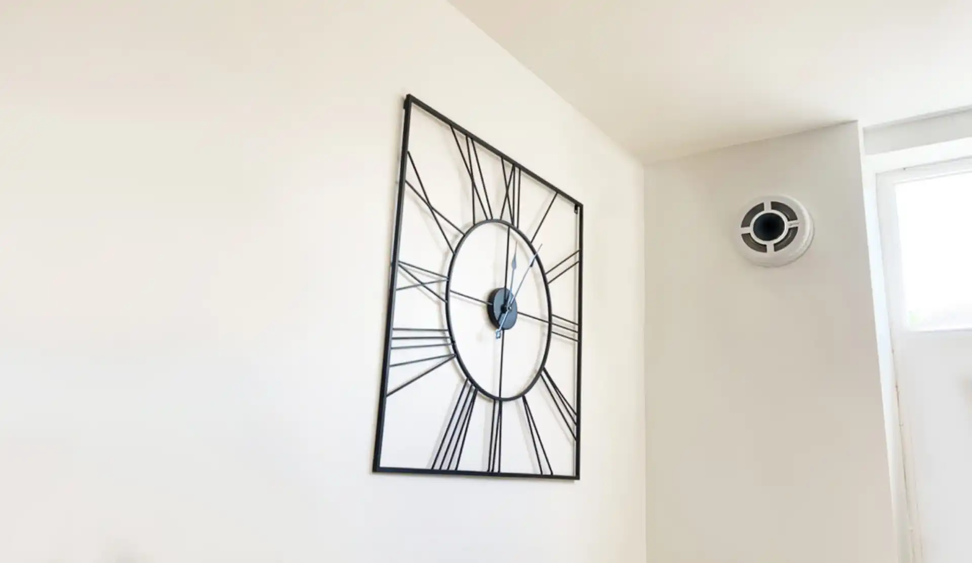 Detailní umístění rekuperační jednotky v blízkosti okna