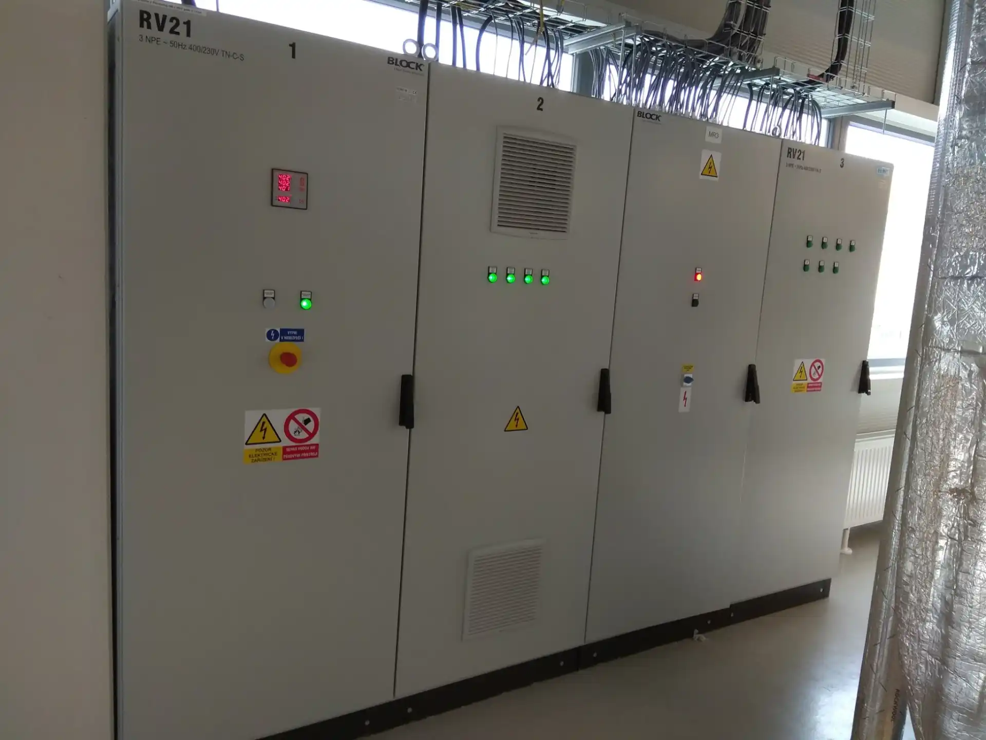 Detail úhledného propojení nulových můstků a svorkovnice