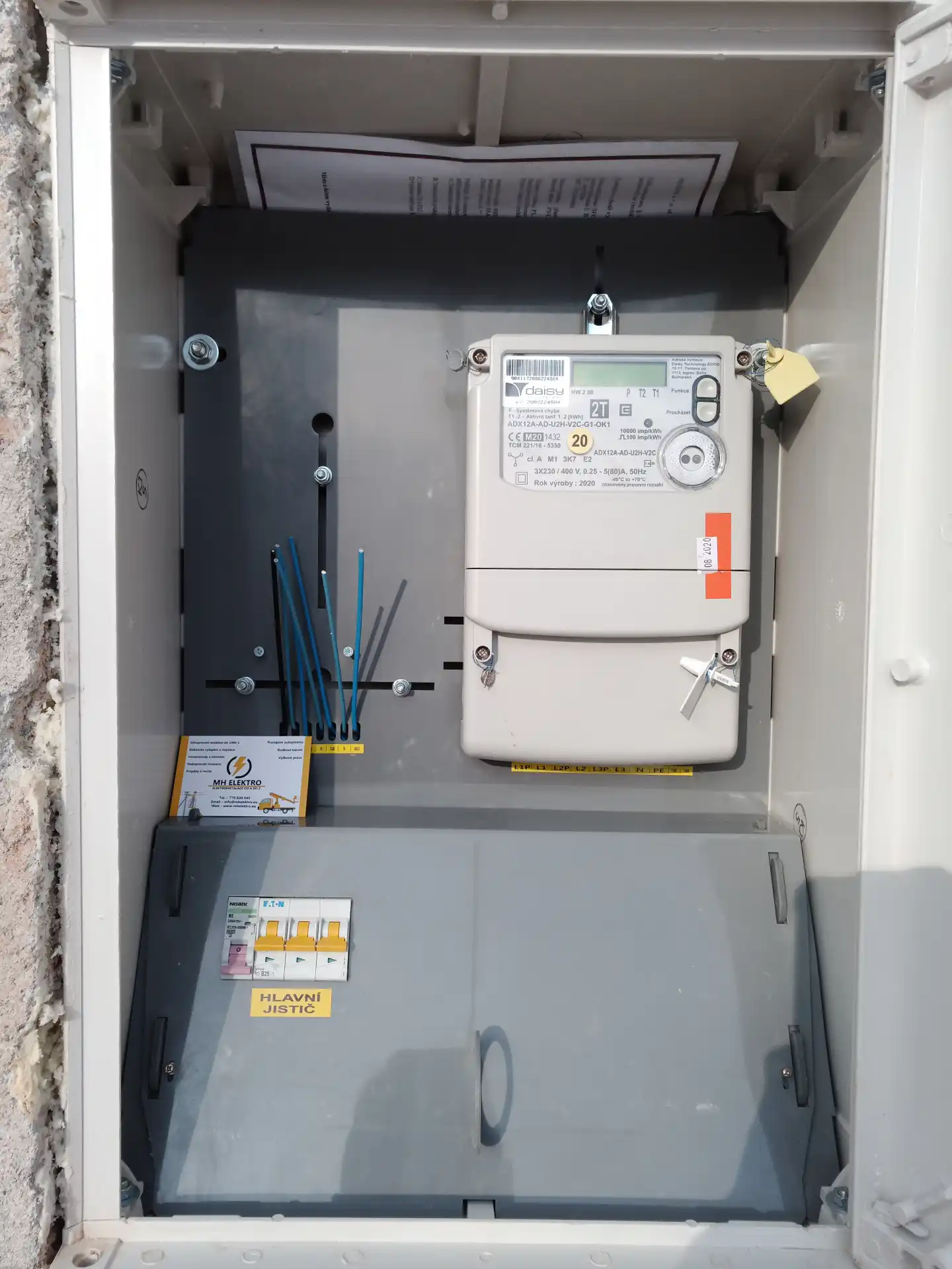 Detailní pohled na svorky moderních modulových přístrojů