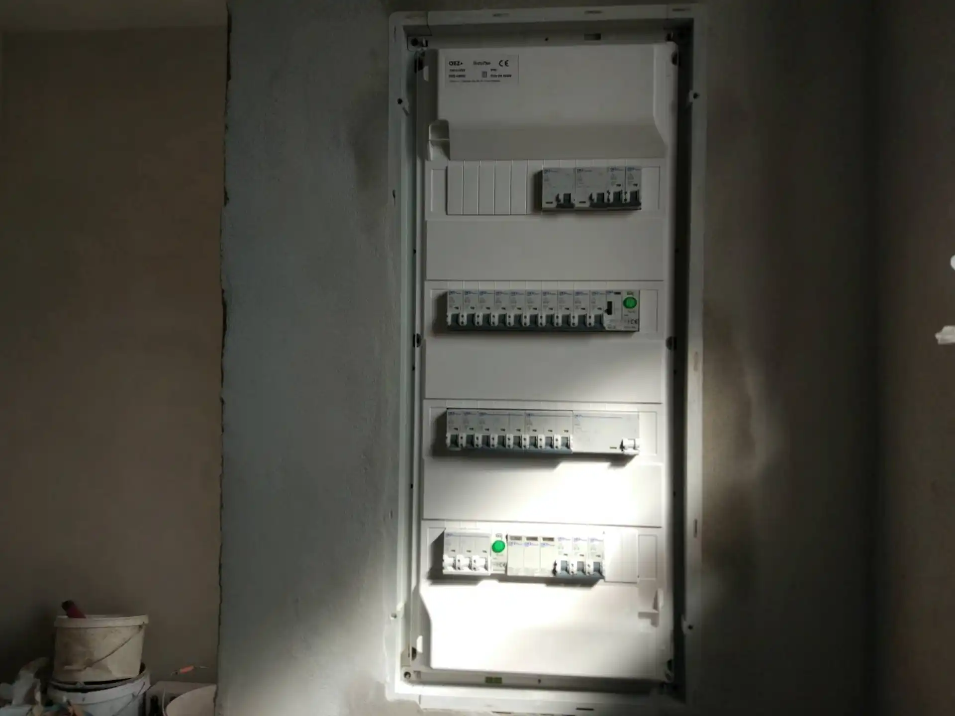 Detailní pohled na čisté osazení jističů v bytovém rozvaděči