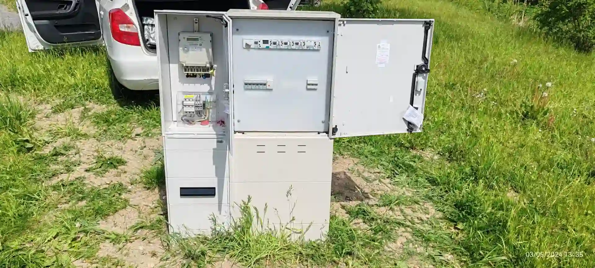 Složitá komplexní elektroinstalace v průmyslovém rozvaděči