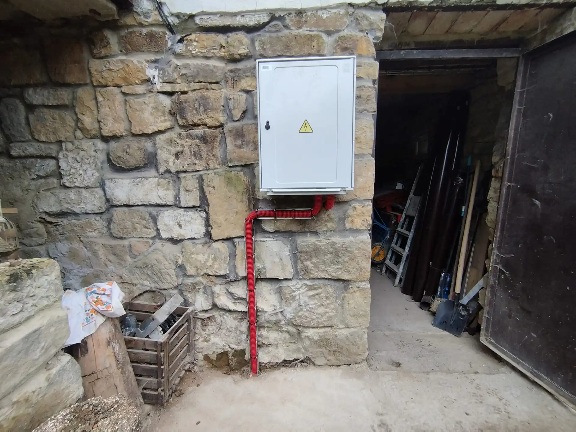 Finální montáž a oživení domovního rozvaděče před zakrytím