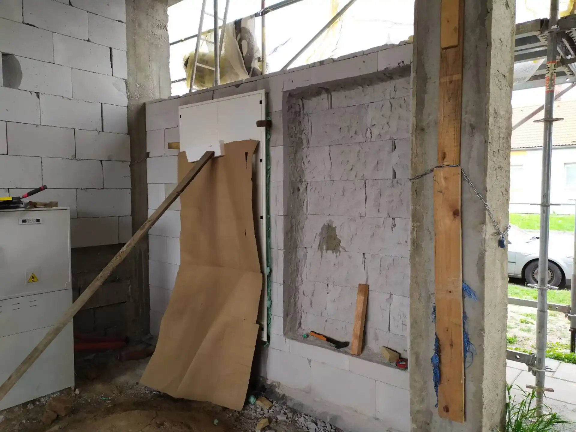 Osazení a fixace skříně rozvaděče do připraveného výklenku.