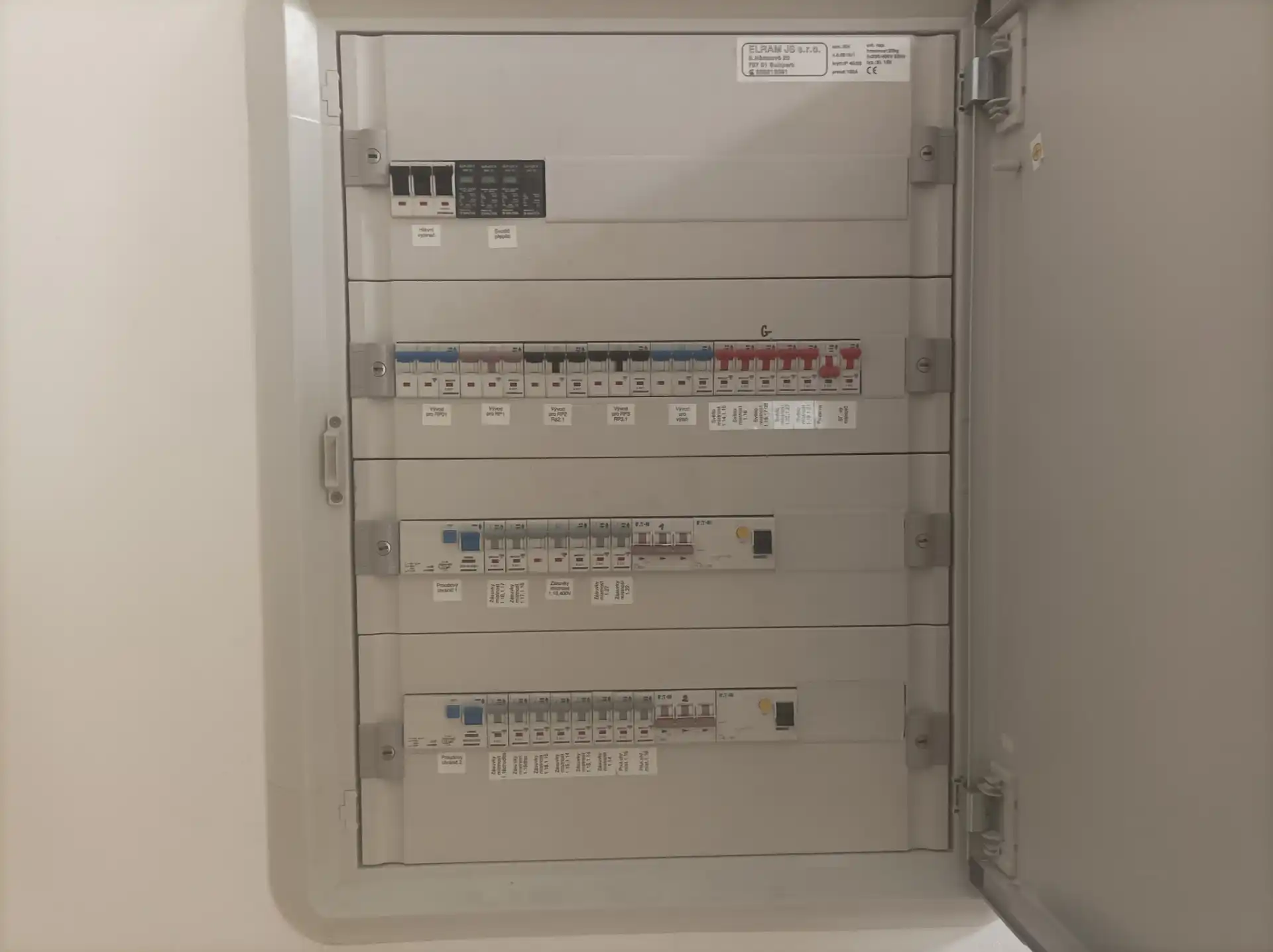 Kvalitní osazení elektro rozvaděče značkovými prvky Eaton