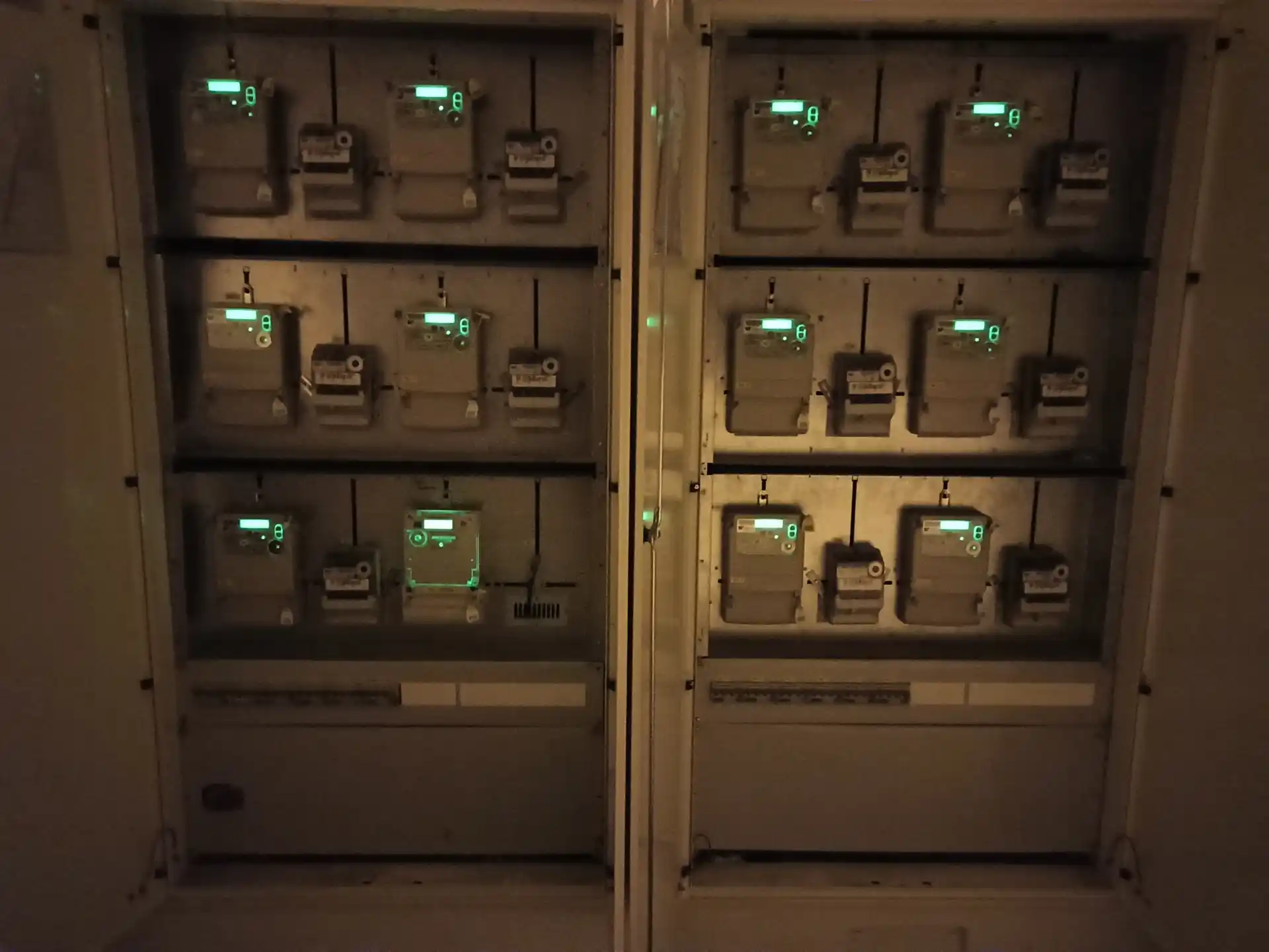 Oživený rozvaděč s funkčními elektroměry a podsvícenými displeji.