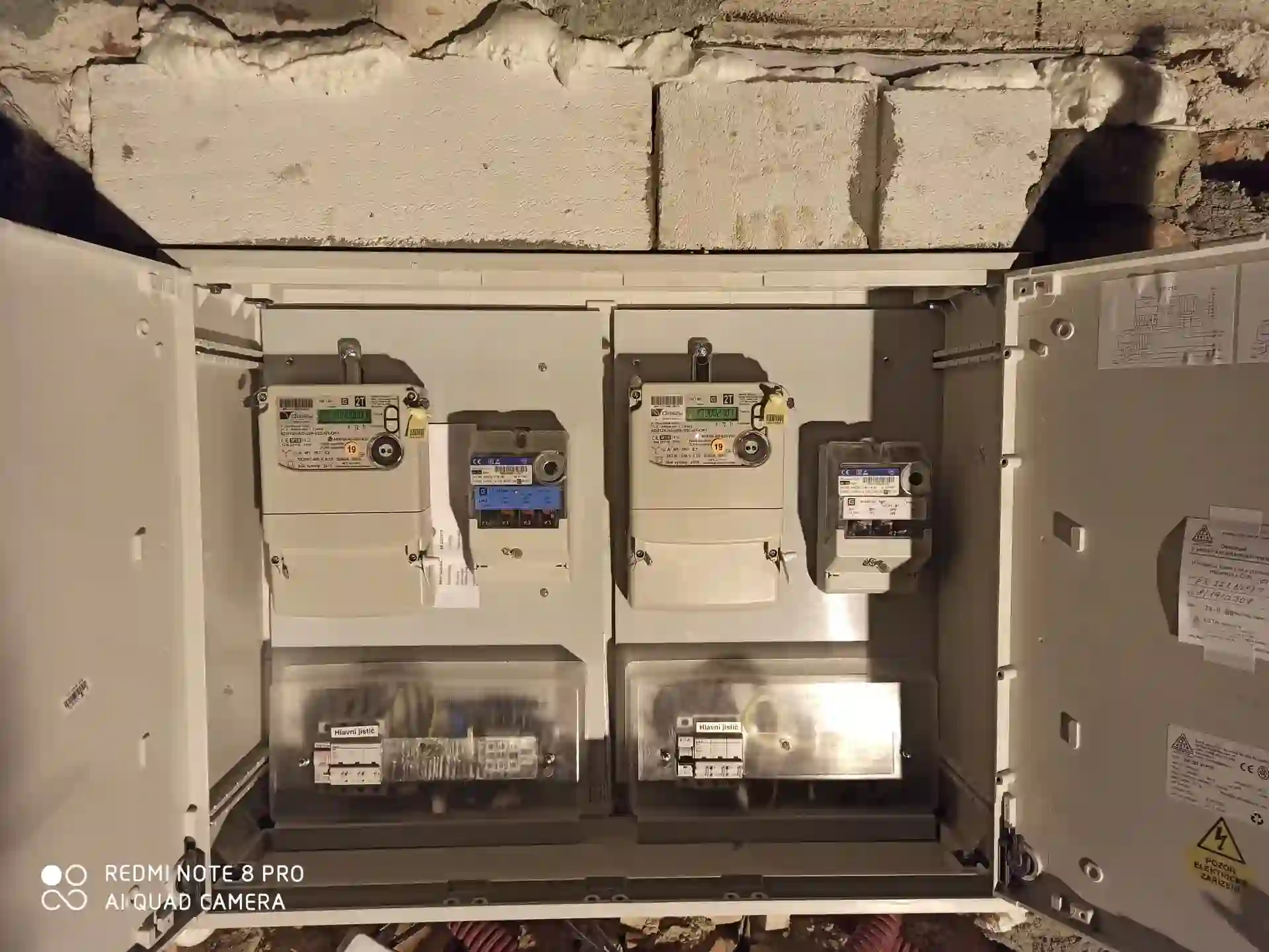 Pohled na čisté řady osazených jističů