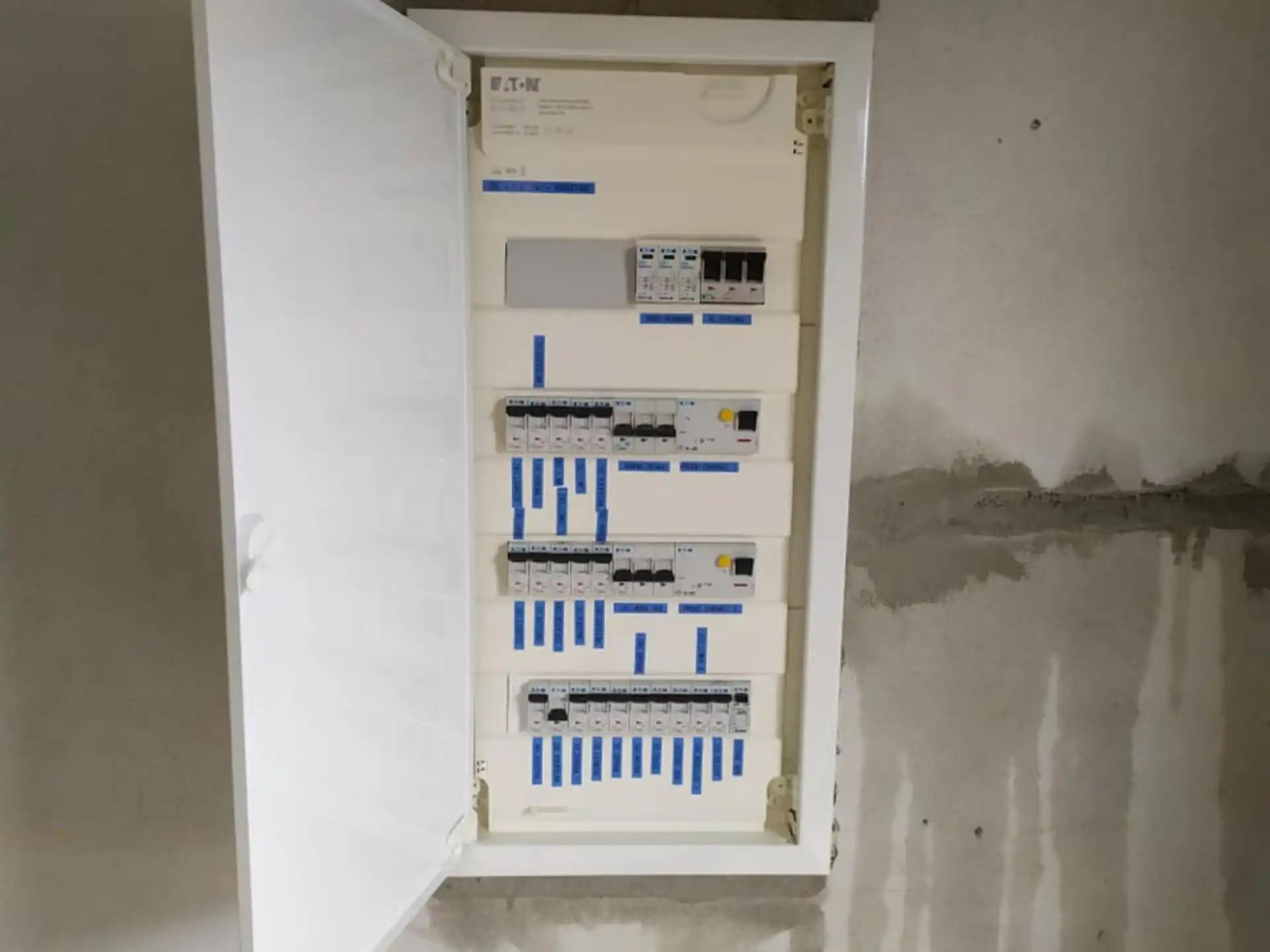 Přehledné uspořádání elektro rozvaděče se značením okruhů