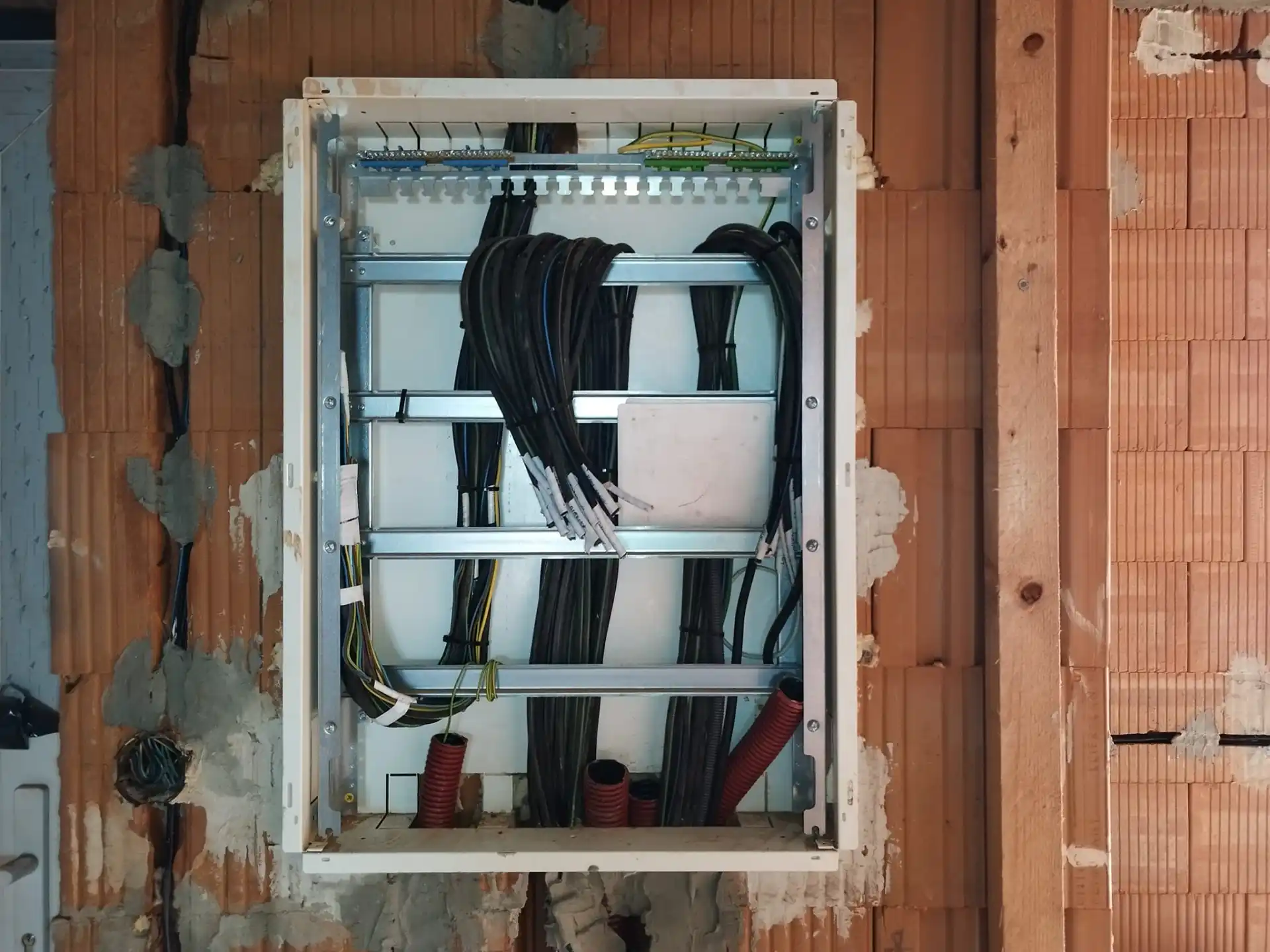 Přehledné uspořádání jistících prvků v jednom bloku