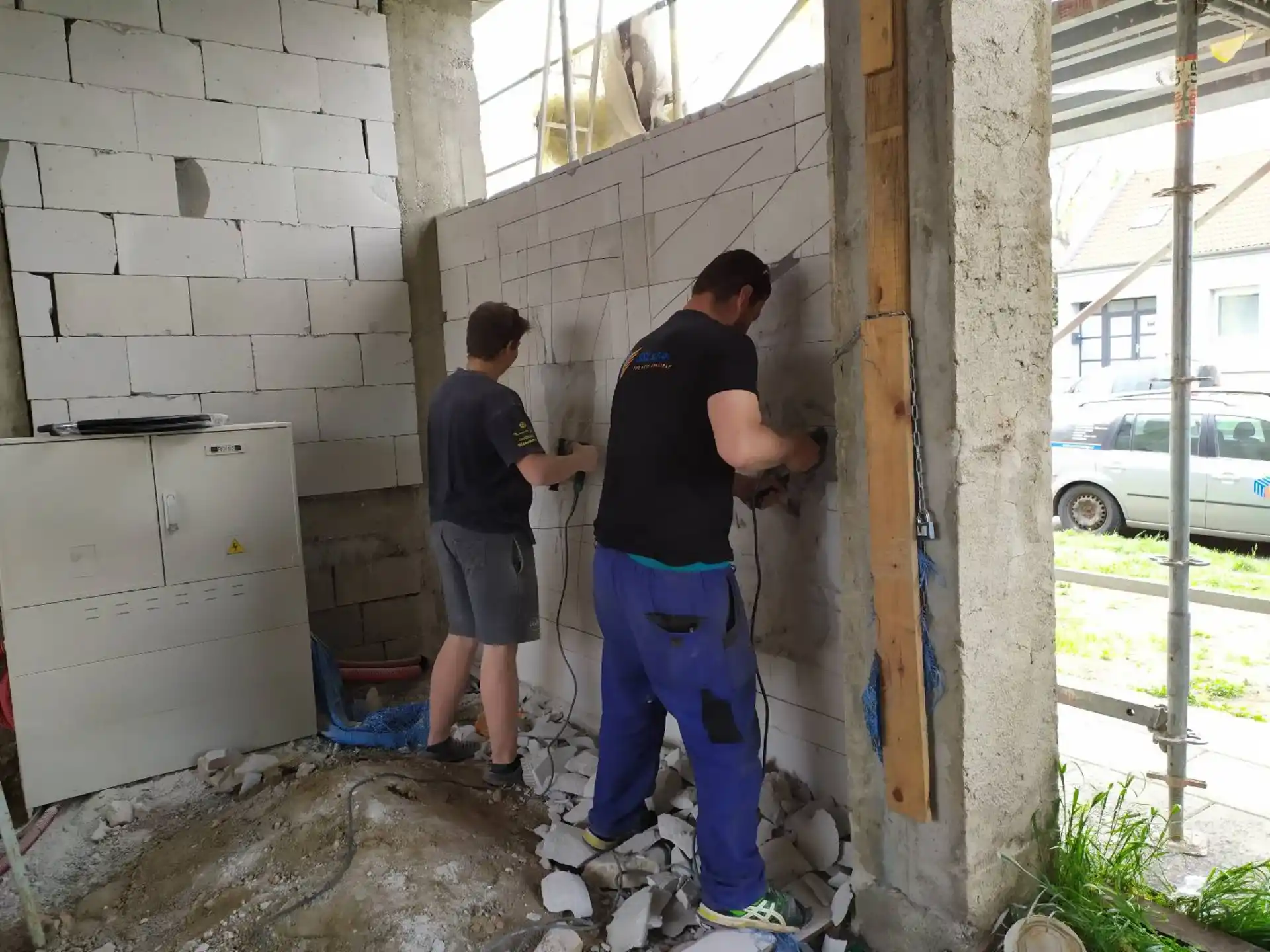 Příprava a frézování otvoru ve zdivu pro instalaci zapuštěného rozvaděče.