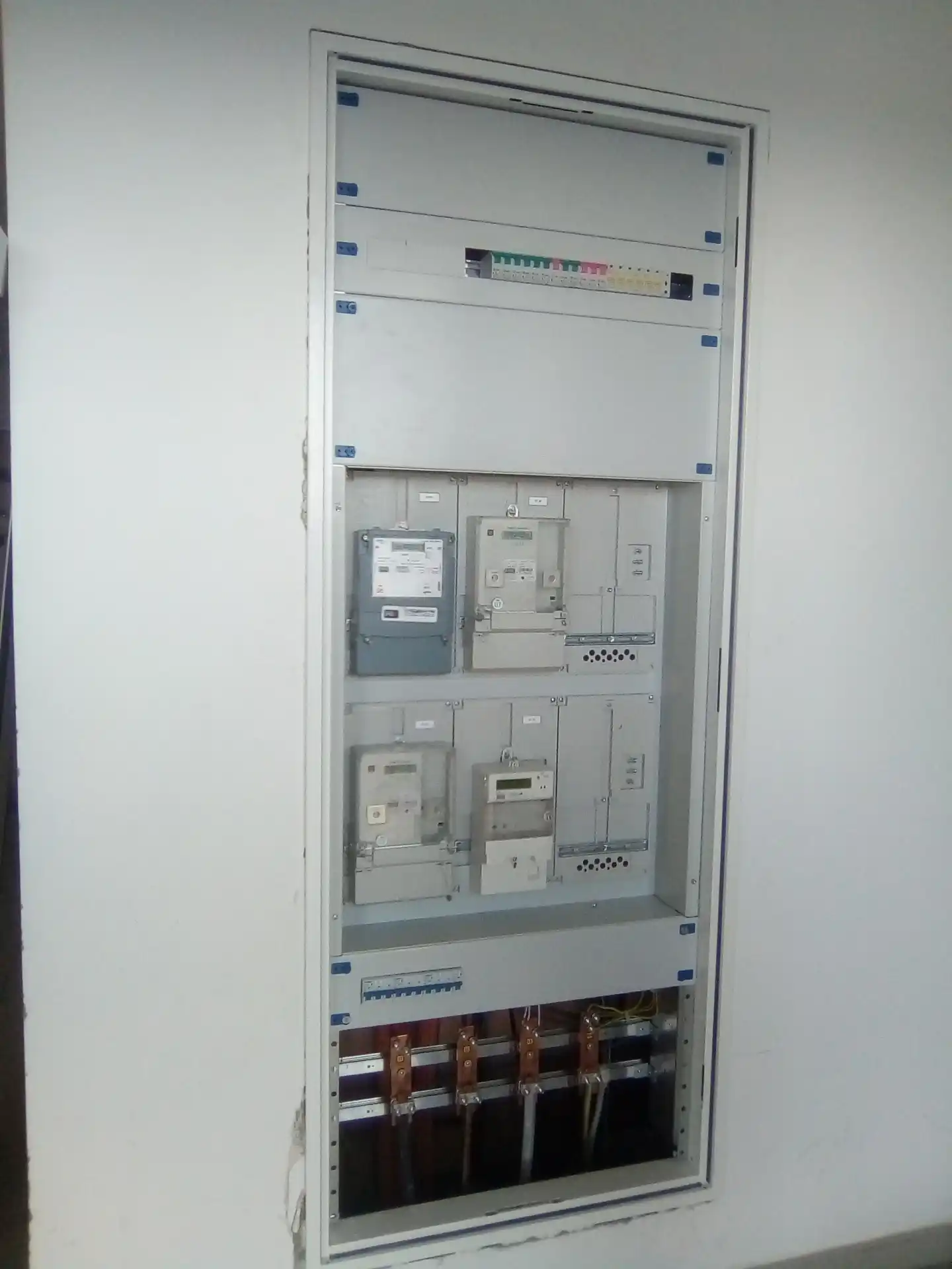 Realizace velkoformátových rozváděčů a elektroinstalace pro komerční objekty a průmysl