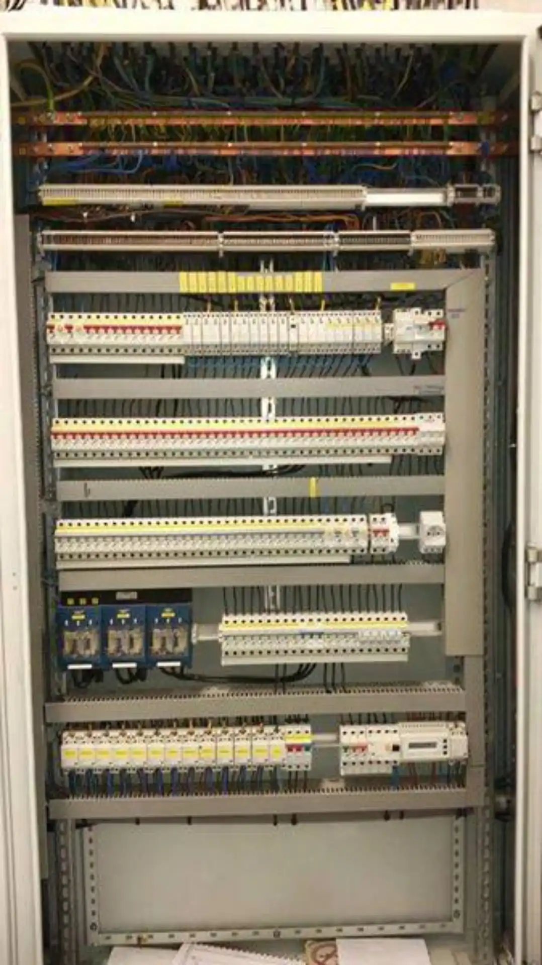 Precizní vnitřní elektroinstalace bytového rozvaděče